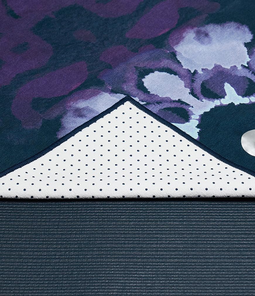 Manduka Yogitoes - Toalla de Yoga Antideslizante y de Secado rápido para Yoga Caliente con Puntos de Agarre Inferior de Goma, 180 cm de Largo, Delgada y Ligera