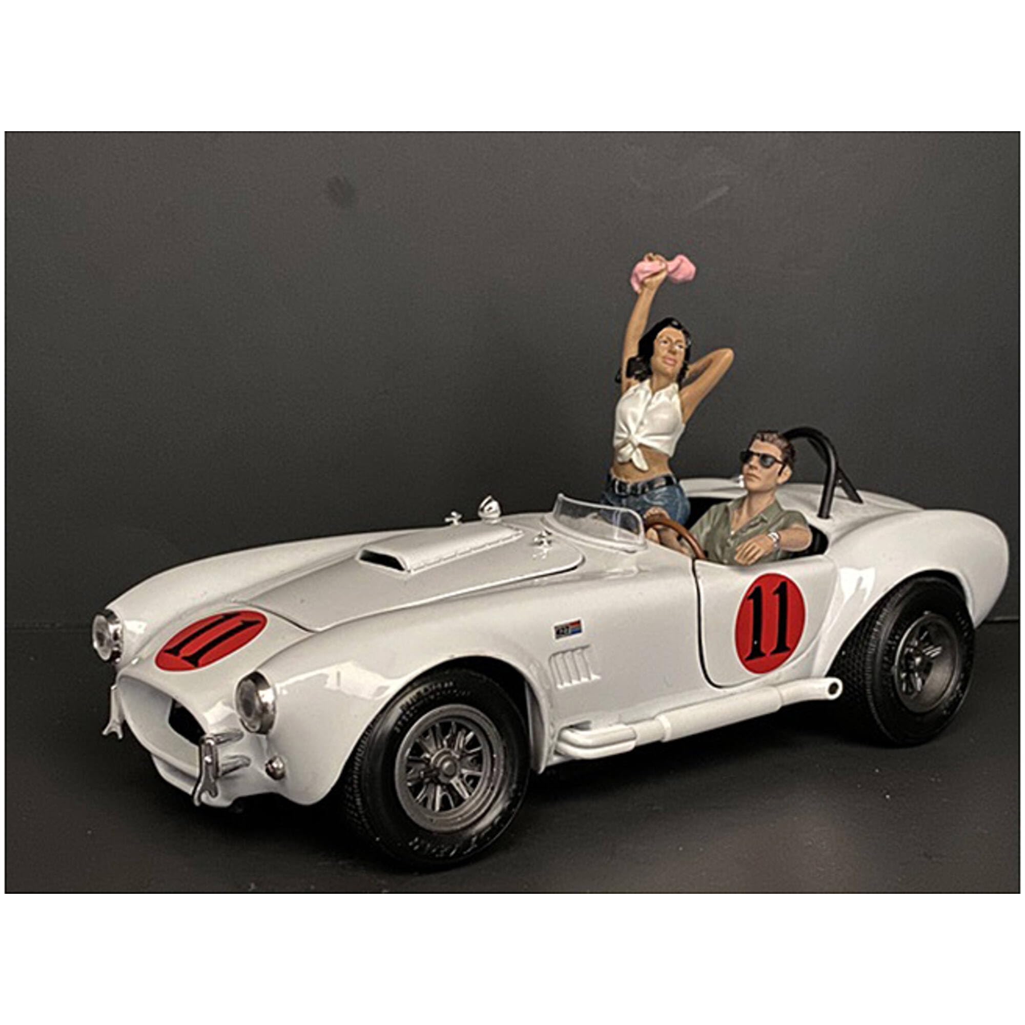 Figurines Couple Assis 1/24 American Diorama IV pour Décor de Voiture