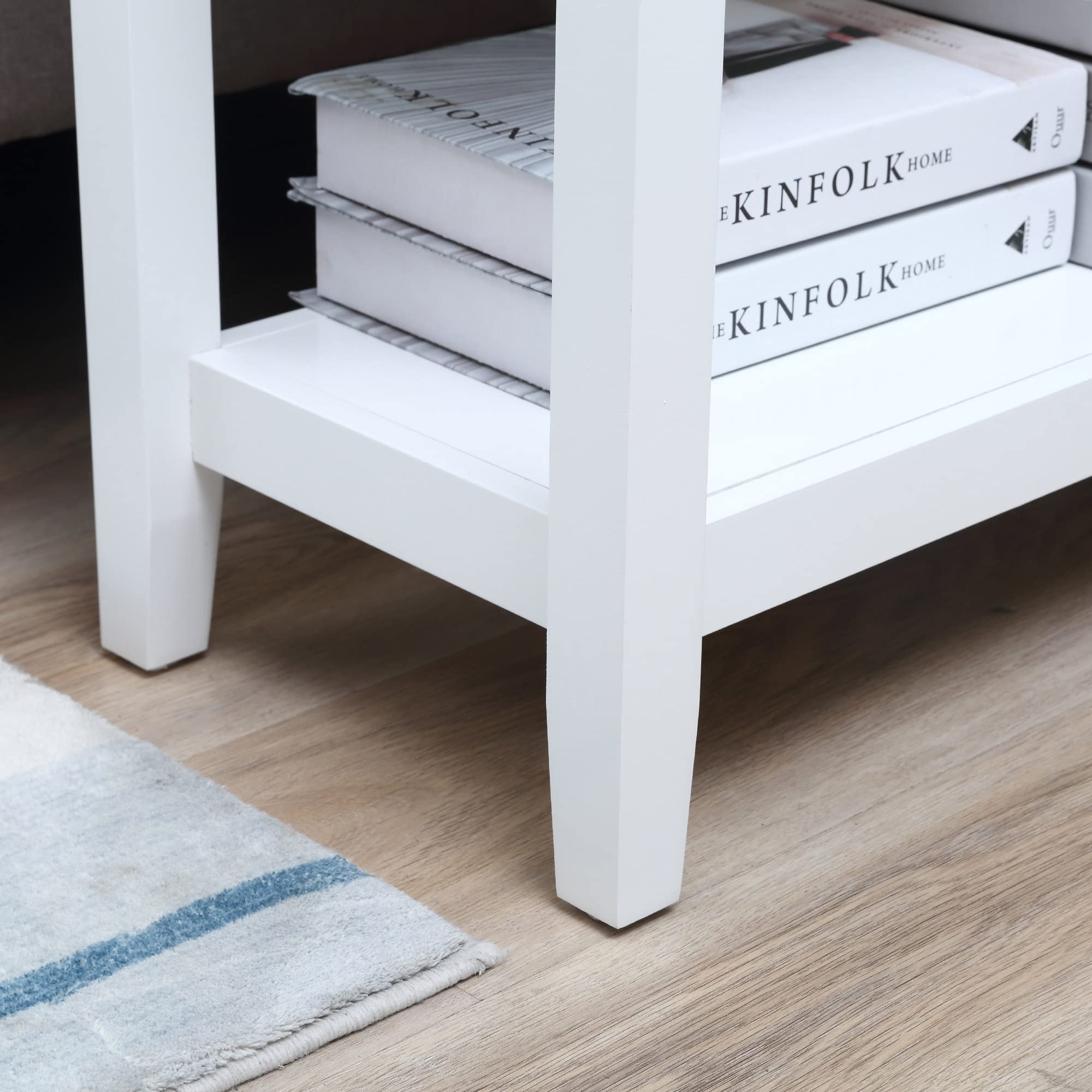 HOMCOM Mesa Auxiliar Mesita de Noche Tapa Abatible 60,5x32,5x70 cm Blanco | Estante de Almacenamiento, Orificio de Cable Oculto, para Salón Cama Dormitorio