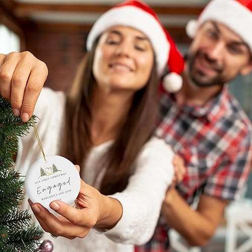 Miniatura 5 de Nuestro primer adorno navideño de compromiso 2023 decoraciones recién comprometidas ornamento para parejas para guardar la fecha