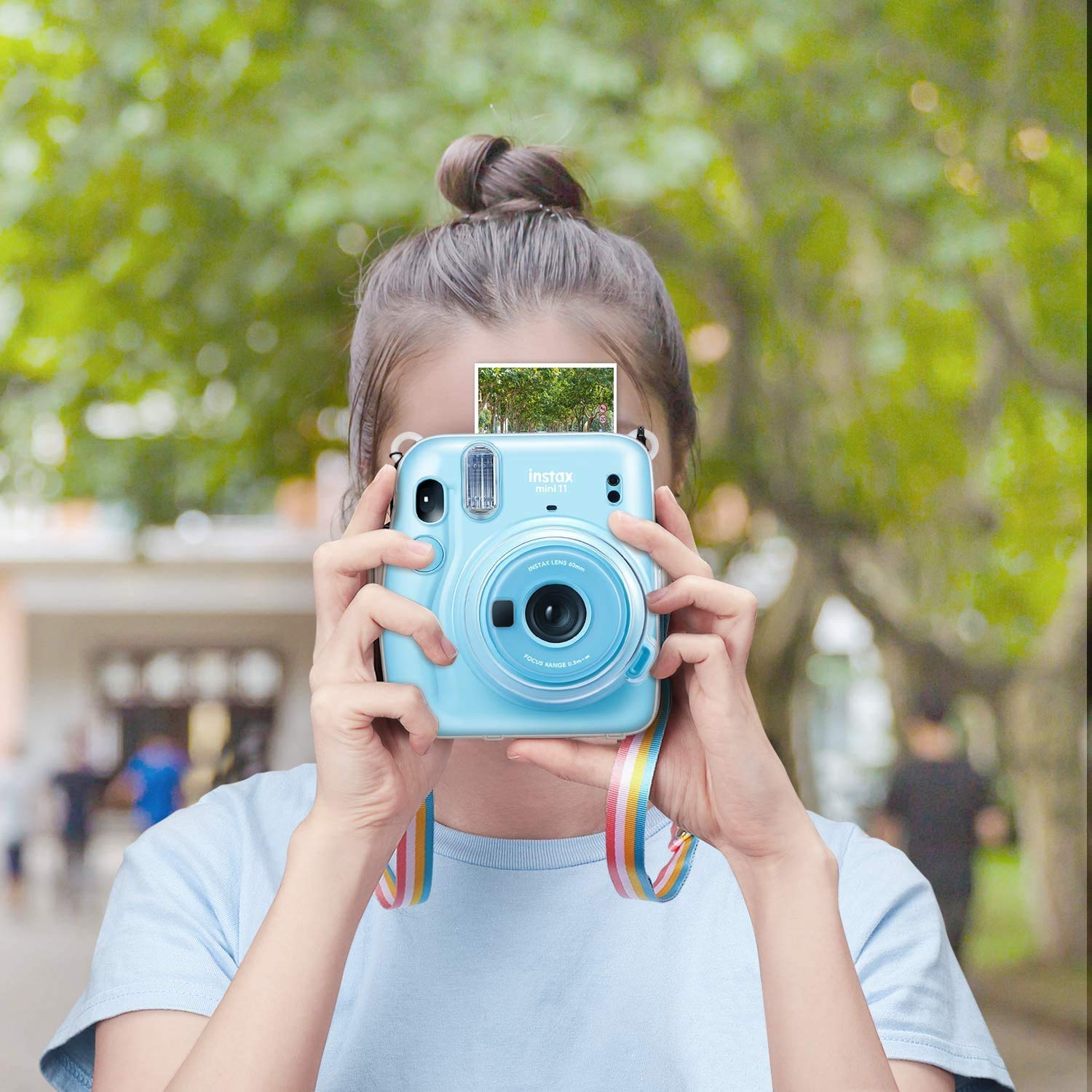 FINTIE Przezroczyste etui ochronne do aparatu Fujifilm Instax Mini 11 Instant Film - Krystalicznie twarda osłona PCW ze zdejmowanym tęczowym paskiem na ramię, przezroczyste