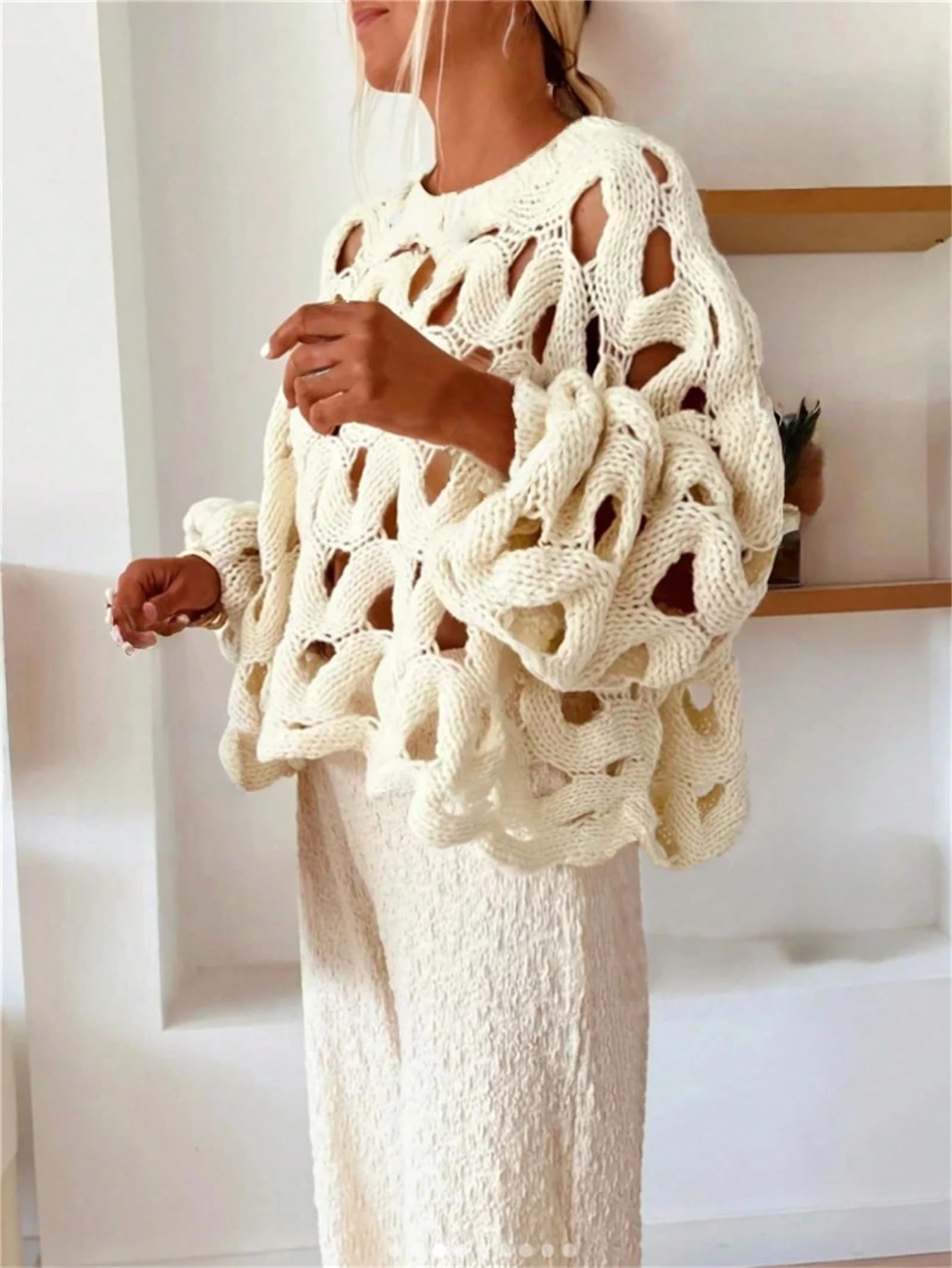 Maglia da Donna a Maniche Lunghe con Scollo Rotondo, Lavorazione Traforata e Inserti in Rete Trasparente, Ideale per Il Tempo Libero in Spiaggia o in Vacanza.