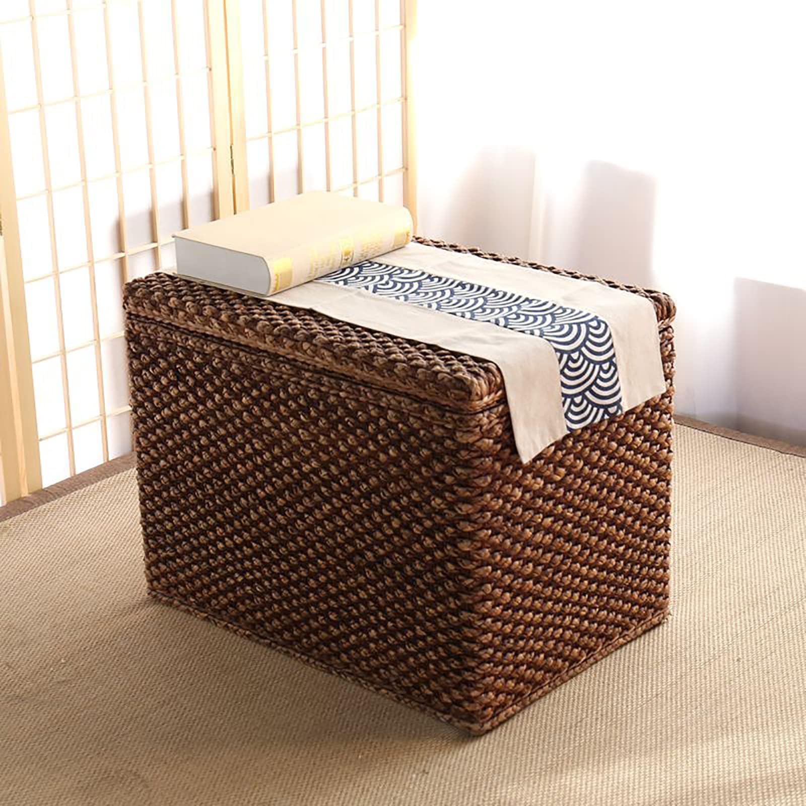 Pouf de rangement en jonc de mer tissé pour optimiser l'espace