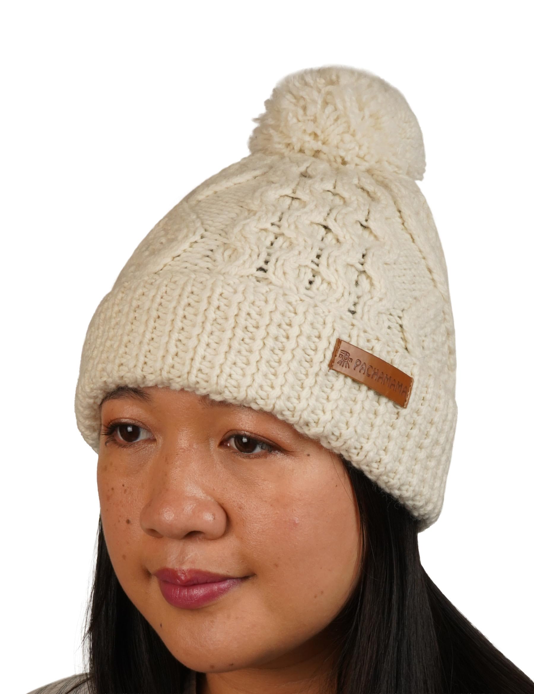 Pachamama Bonnet à pompon 100 % pure laine mérinos tricotée à la main Motif torsadé Uni Taille unique Fait à la main Doux Chaud Respirant Évacuation de l'humidité Commerce équitable