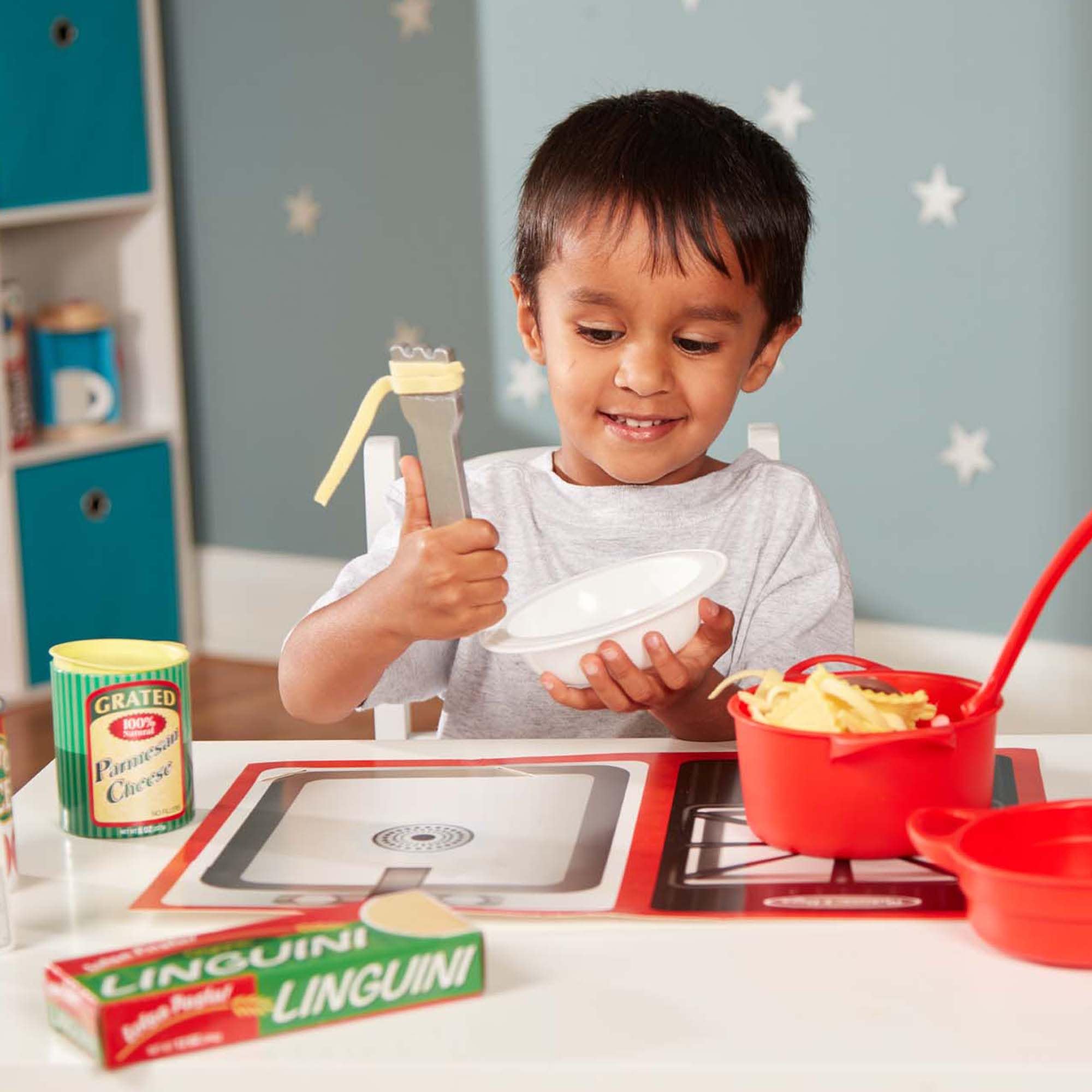 Melissa & Doug – zestaw do przygotowywania i podawania makaronu (zestaw zabawkowy, filcowy zestaw kuchenny, łatwe użytkowanie, zestaw ponad 50-elementowy, wys. 25,4 cm x szer. 22,86 cm x dł. 7,62 cm)
