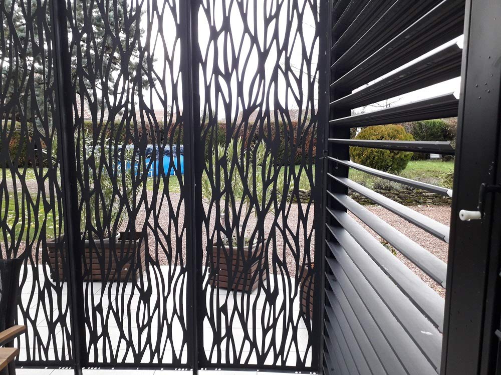 Pergola bioclimatique PER 36M30V BI Habrita Foresta alu 10,8m2 gris avec panneaux moucharabieh côté 3,60m et ventelles latérales mobiles côté 3m