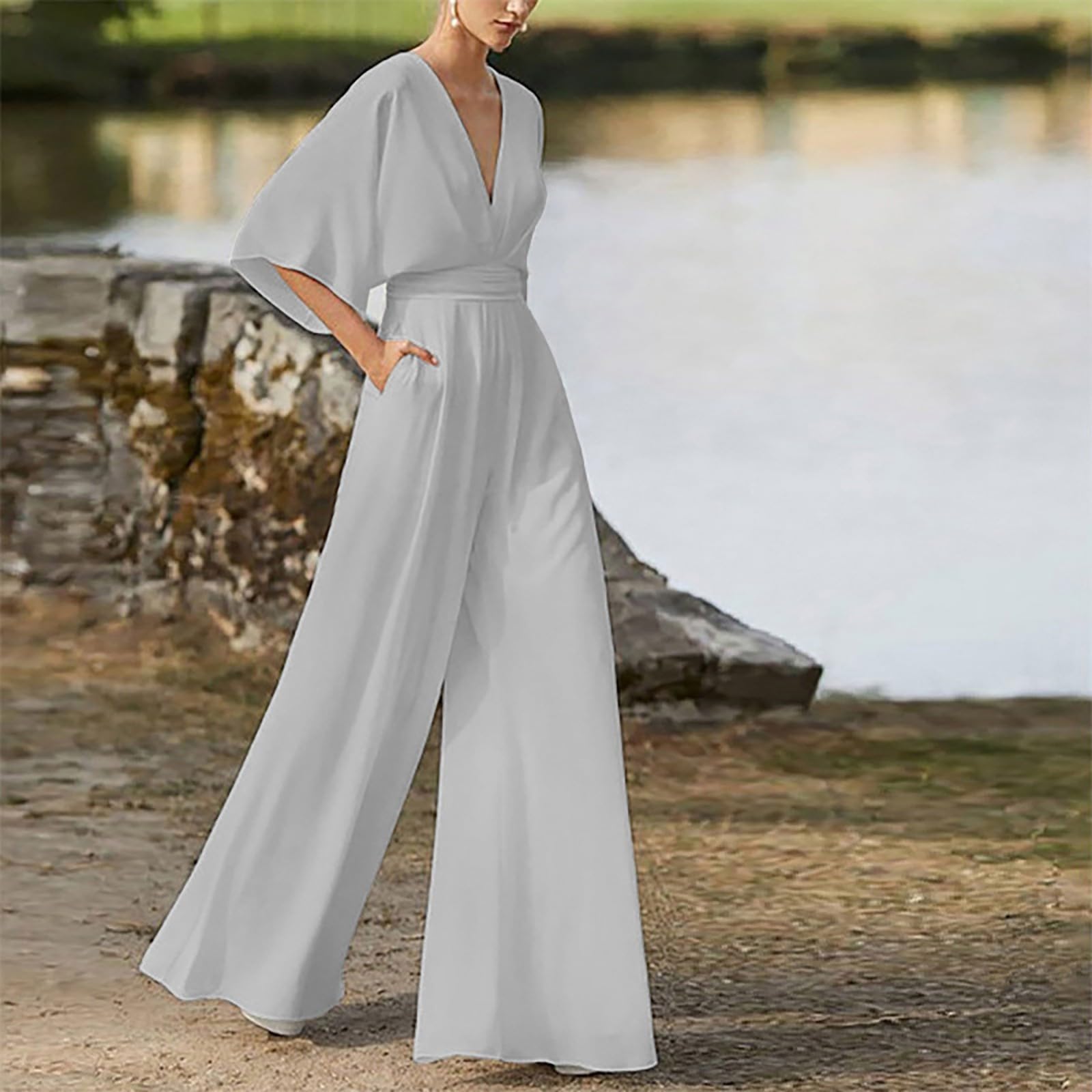 Combinaison Femme Élégante avec Col en V Profond et Jambes Évasées pour une Flatteuse et Confortable en Taille Haute
