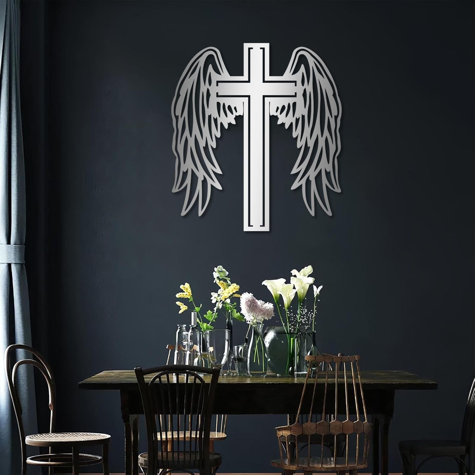 Metalowa dekoracja ścienna: Krzyż ze skrzydłami anioła do salonu, sypialni, kościoła (biały, 70 cm wys. x 63 cm L)
