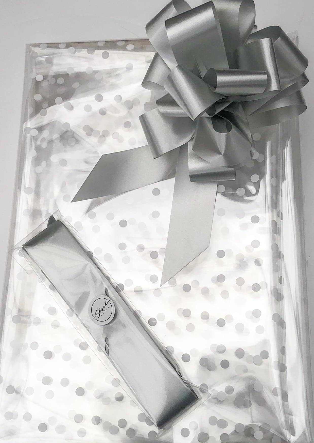 ShredAstic® White Dot Florist Cellophane wrap with 30mm Pull Bow (2 metres, Silver)