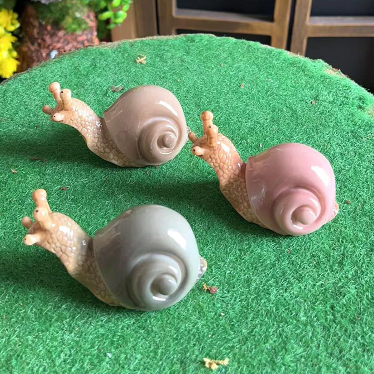 RLECS 12 mini lumache da giardino fatate a forma di lumaca, statuette in miniatura, muschio, paesaggio, fai da te, in resina, ornamento artigianale a forma di lumaca, 3 colori, 4 ciascuno