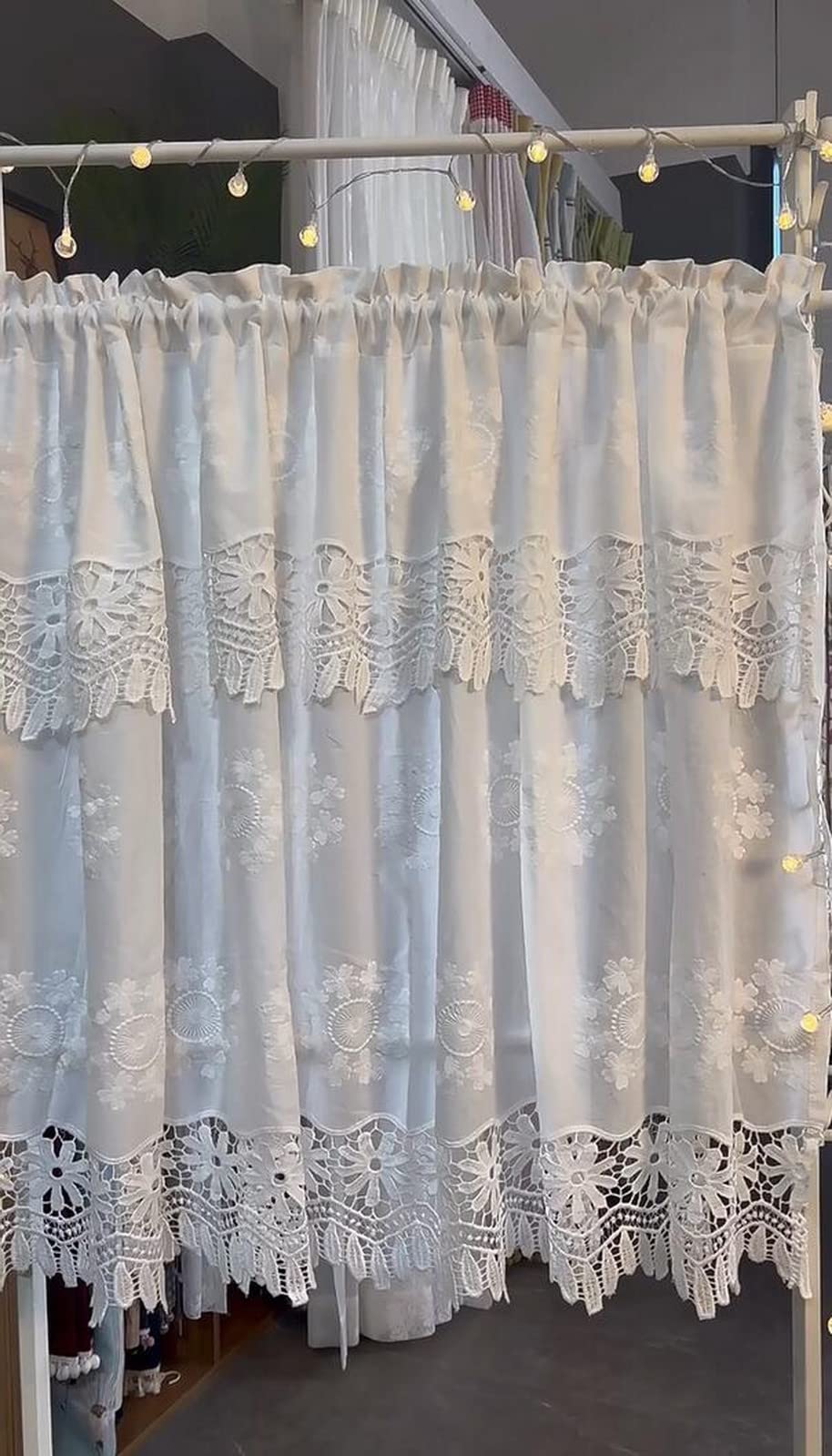 Petit rideau de fenêtre en dentelle florale en coton texturé blanc rustique pour cuisine, café, voilage pour décoration d'intérieur, style bistrot.
