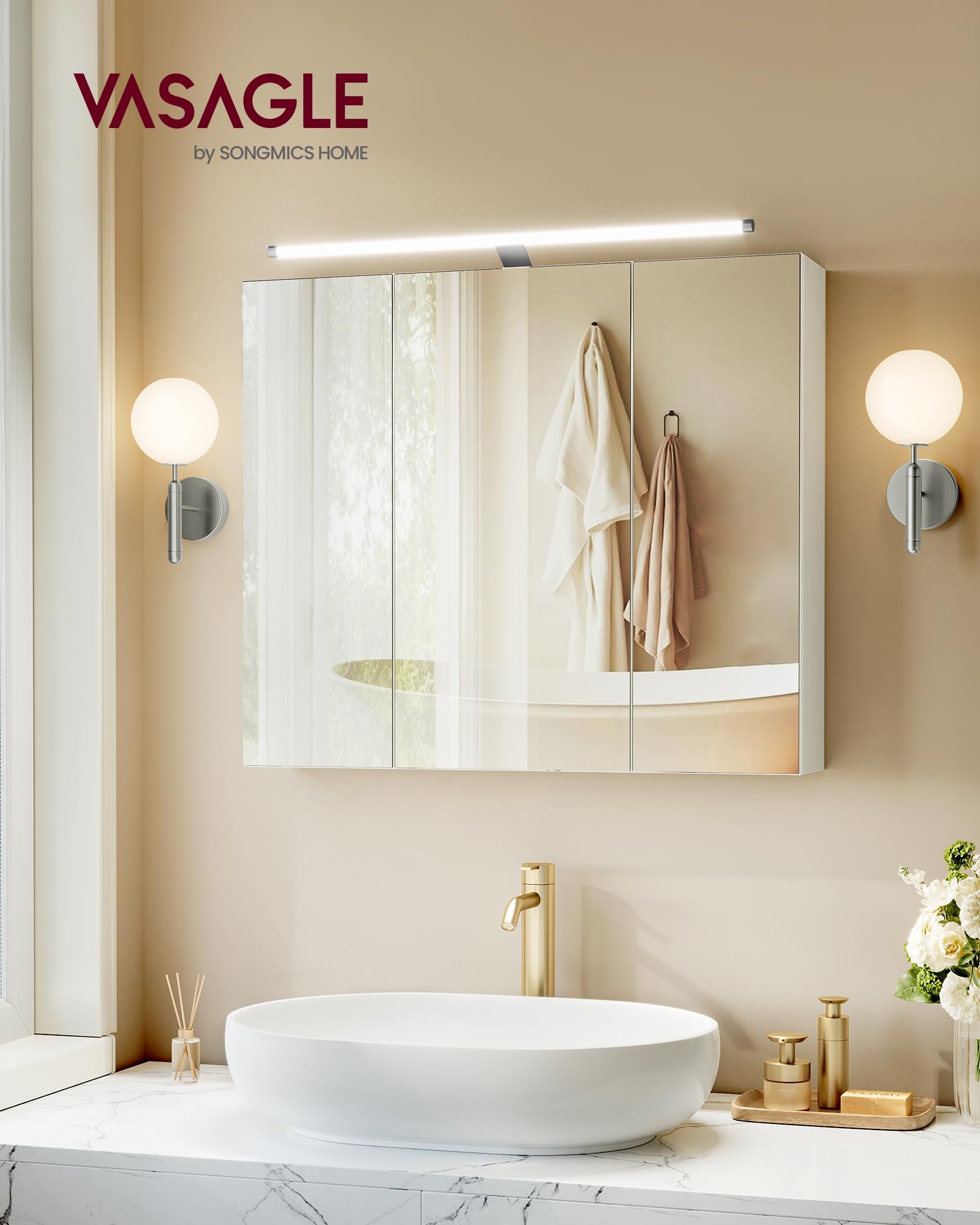 VASAGLE KAILYN Collezione - Armadietto da Bagno Sospeso con 3 Ante a Specchio e Illuminazione, Ripiani Regolabili, Stile Moderno, 15 x 70 x 60 cm, Bianco Nuvola BBK139WB01