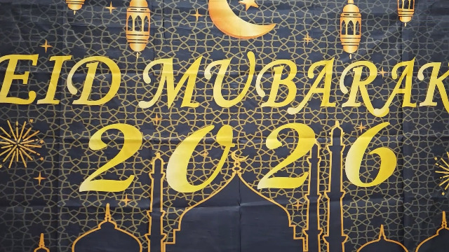 Eid Mubarak Banner, Seutgjie 2026 Eid Deko für zu Hause Schwarz-Gold Ramadan Mond und Sterne für Muslime Innen und Außen 180 * 110 cm
