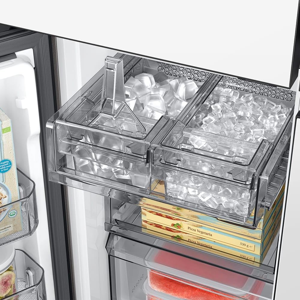 Primer pla view of the Dual Auto Ice Maker inside the freezer compartment, showing both cube ice and Ice Bites.
