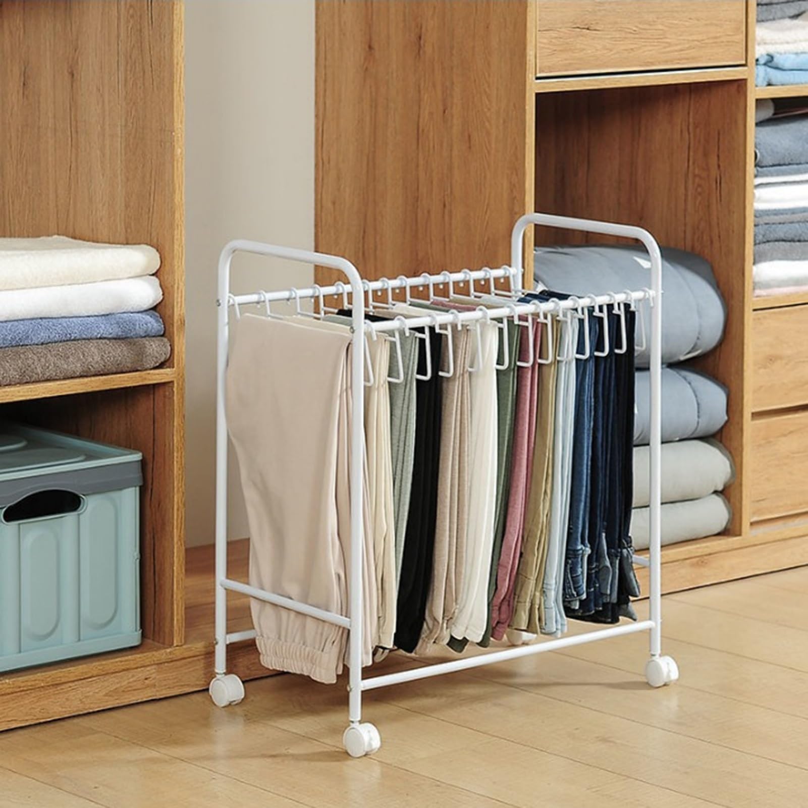 Porte-pantalons en métal blanc à roulettes : le support robuste pour draps et serviettes