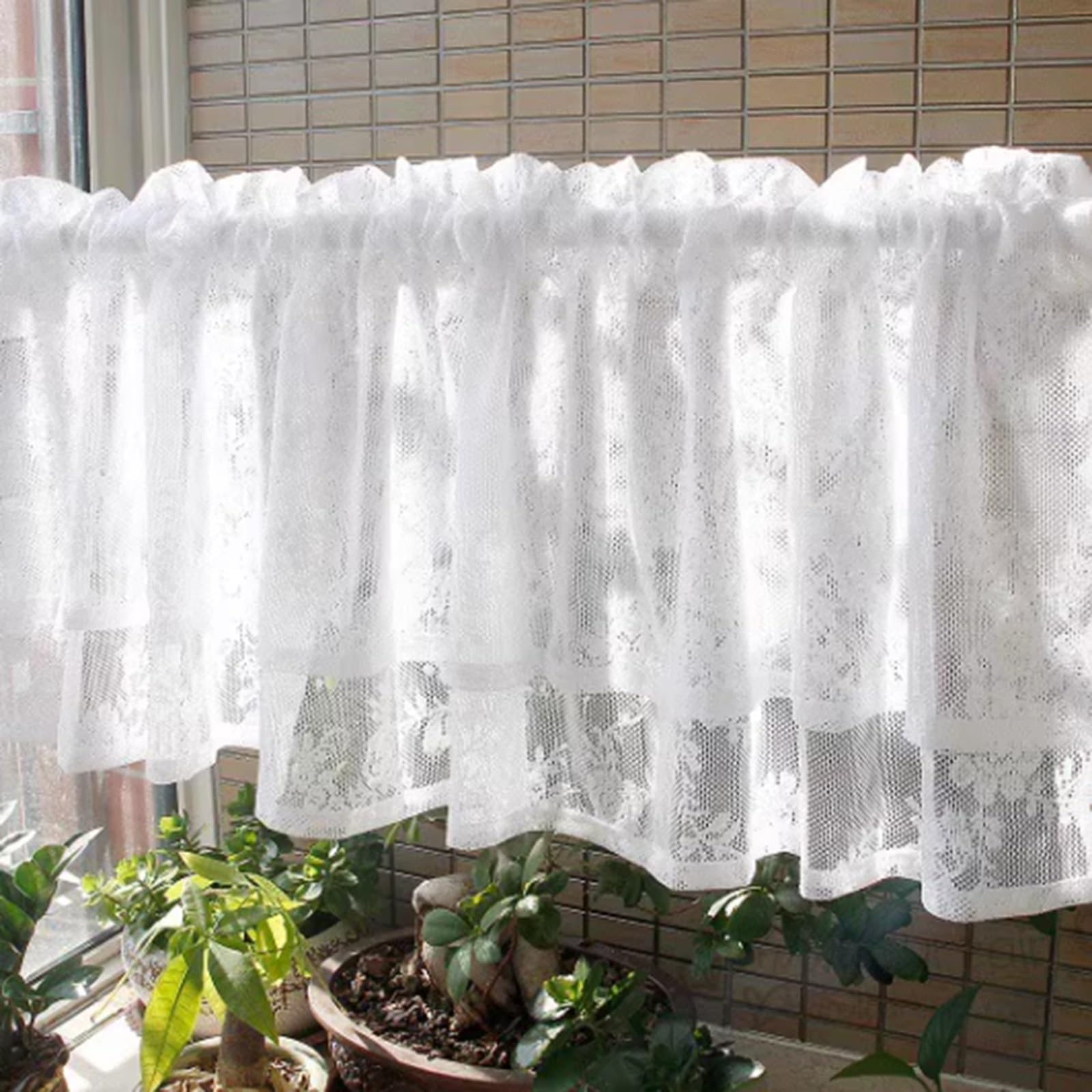 Rideau court à fleurs style ferme pour embellir une fenêtre de cuisine ou chambre
