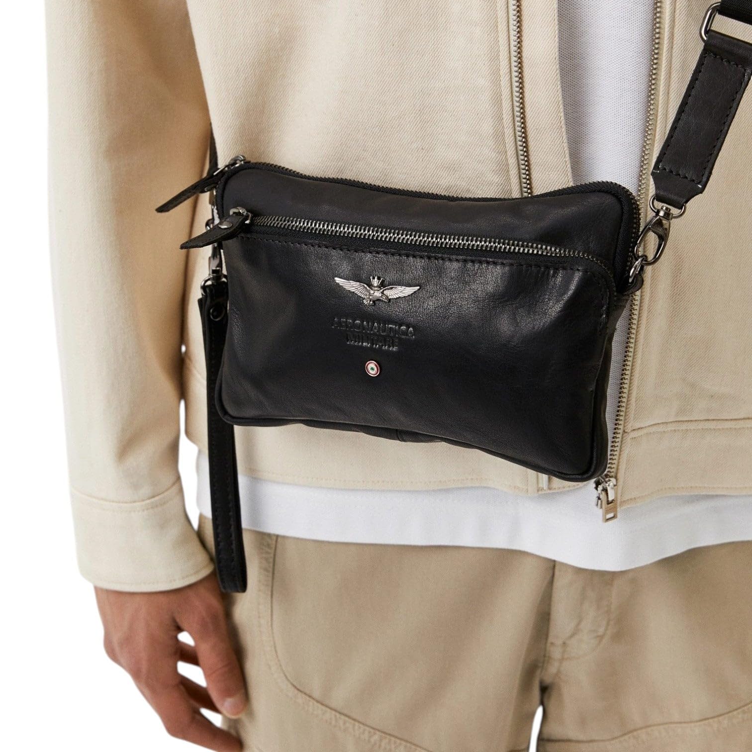 Aeronautica Militare Clutch con gancio da poso e tracolla regolabile removibile, scomparto principale organizzato, tasche esterne, una sul frontale ed una sul restro chiuse con zip. La particolare lav