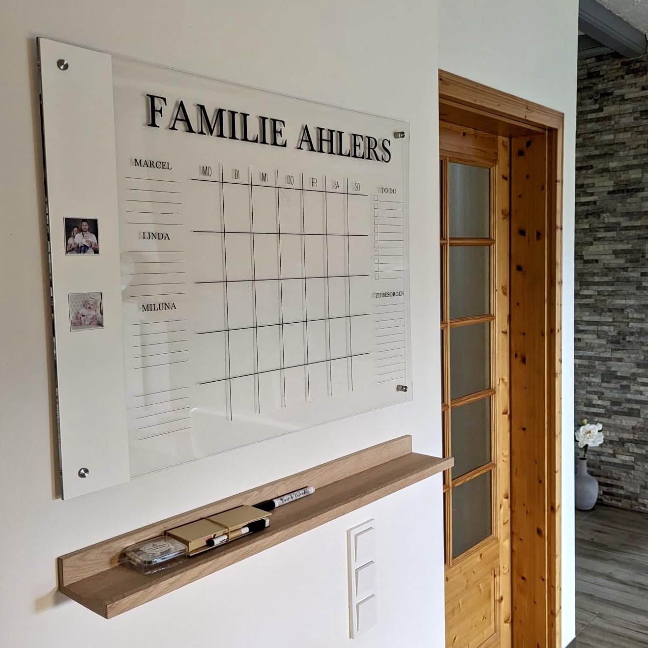 personalisierter Wandkalender - 4-Namen Familienplaner mit Magnetboard - wiederverwendbarer Kalender aus Acrylglas - Familienplaner abwischbar - Hingucker für jeden Raum