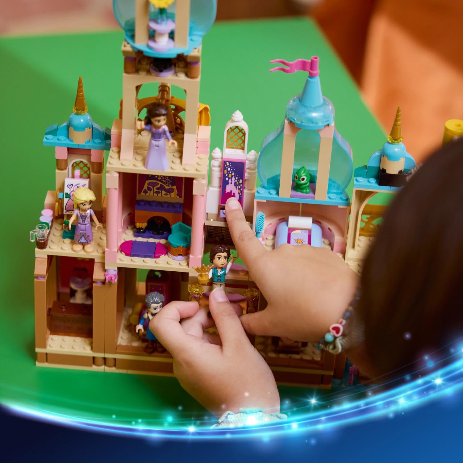 LEGO | Disney Princess Il Castello di Rapunzel Giocattolo - Modello da Esposizione con 4 Mini Bamboline, Figura di Pascal e Accessori - Regalo di Compleanno per Bambine da 6 Anni in su e Fan - 43297