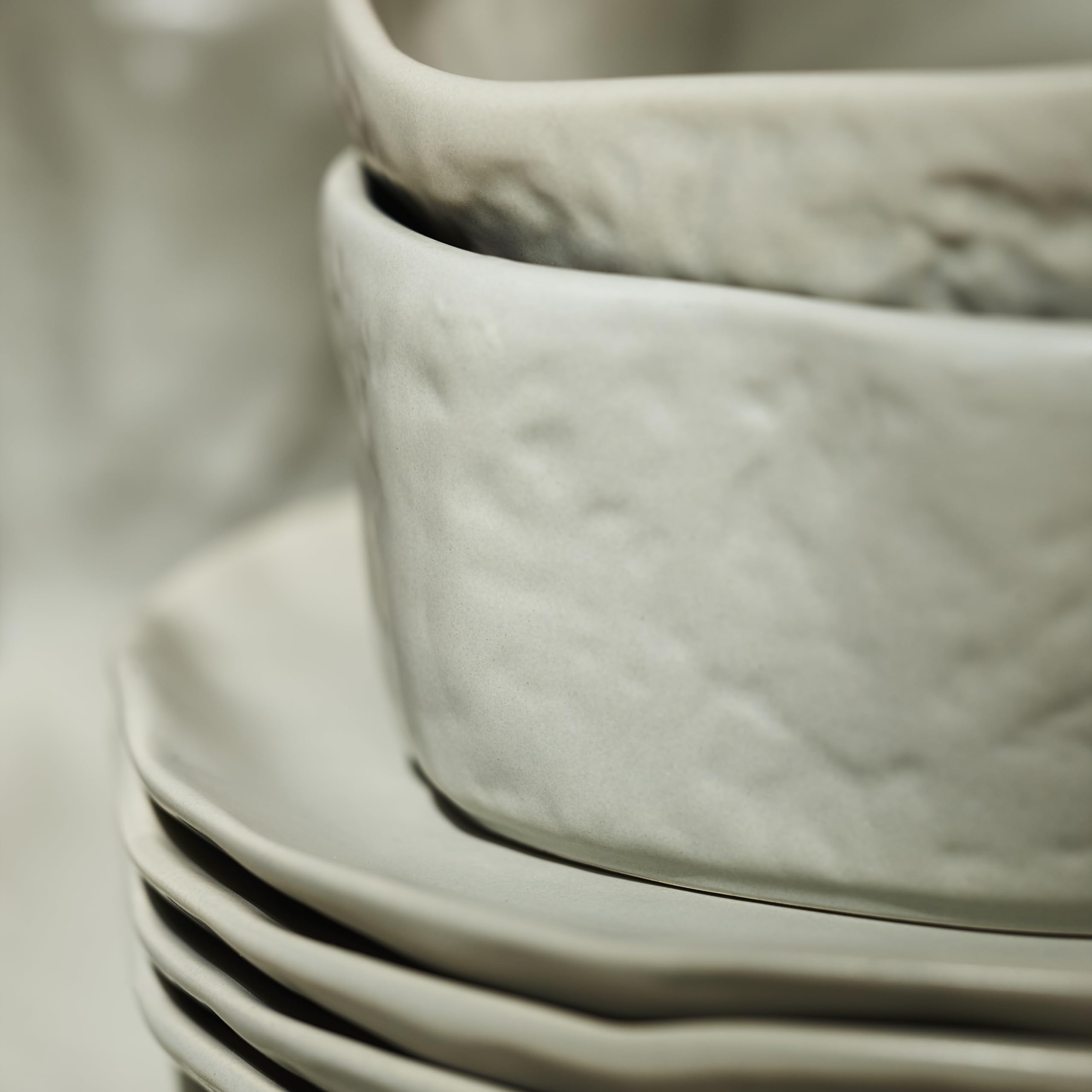 Stone by Mercer Project Atik Modern Steingut Geschirrset, Teller und Schüssel-Set, Geschirrset für 4, Salbeigrau, 16-teilig