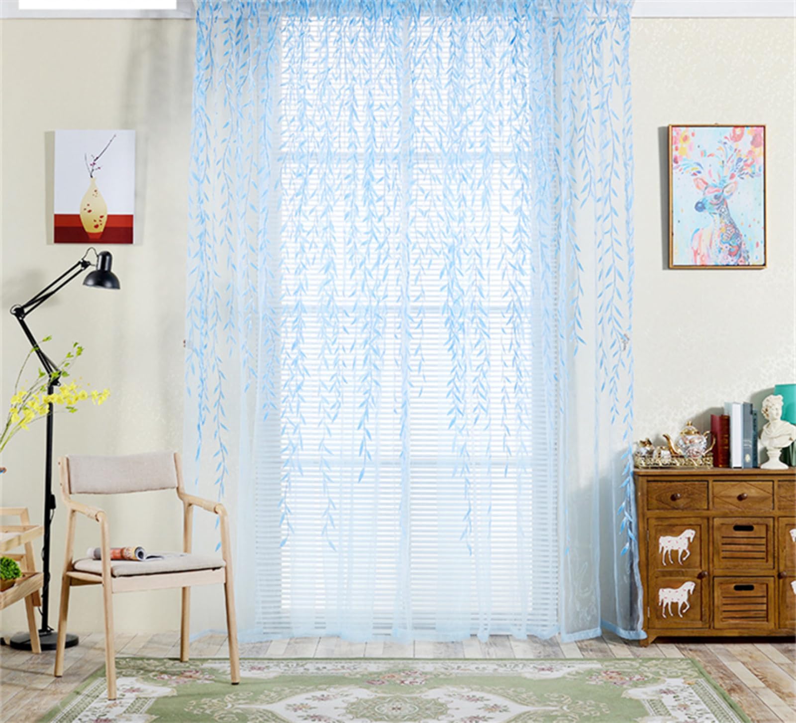 Rideaux en voile bleu tamisant la lumière pour salon chaleureux