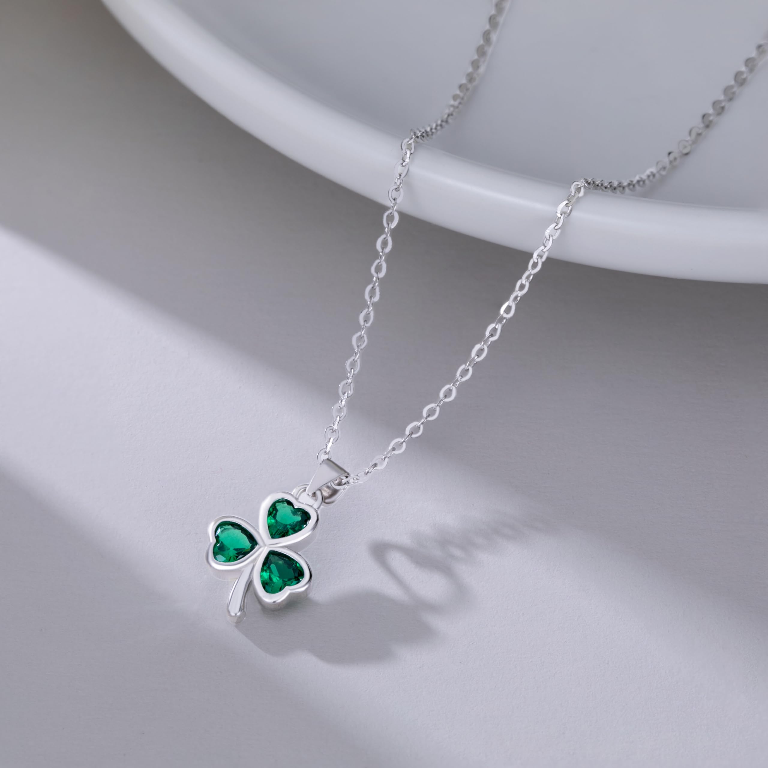 SLUYNZ Collana girocollo in argento Sterling 925 con trifoglio irlandese verde, per donne e adolescenti, collana con ciondolo a forma di quadrifoglio per San Patrizio