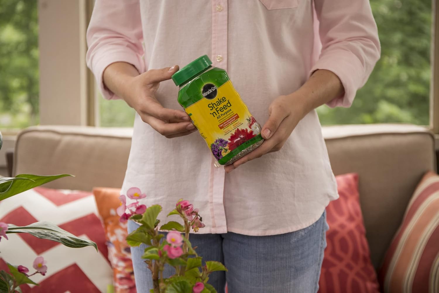 Miracle-Gro Shake 'n Feed All Purpose Continuous Release Plant Food, 1-Pound (Slow Release Plant Fertilizer)