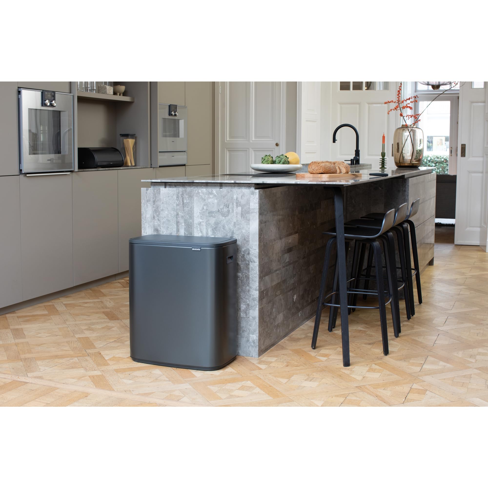 Brabantia Poubelle de cuisine Bo Touch 60 L | Poubelle XXL à ouverture soft-touch avec bac intérieur | Poubelle compacte à dos plat pour cuisine | Solution élégante | Confident Grey
