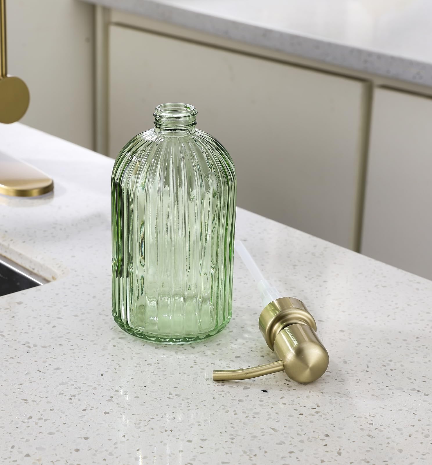 Seifenspender aus grünem Glas mit rostfreier Edelstahl-Pumpe, 473 ml, grüne Streifen, Badezimmer-Handspender, Lotionspender mit gebürsteter Goldpumpe, gebürstetes Goldglas, Seifenspender, 2 Packungen