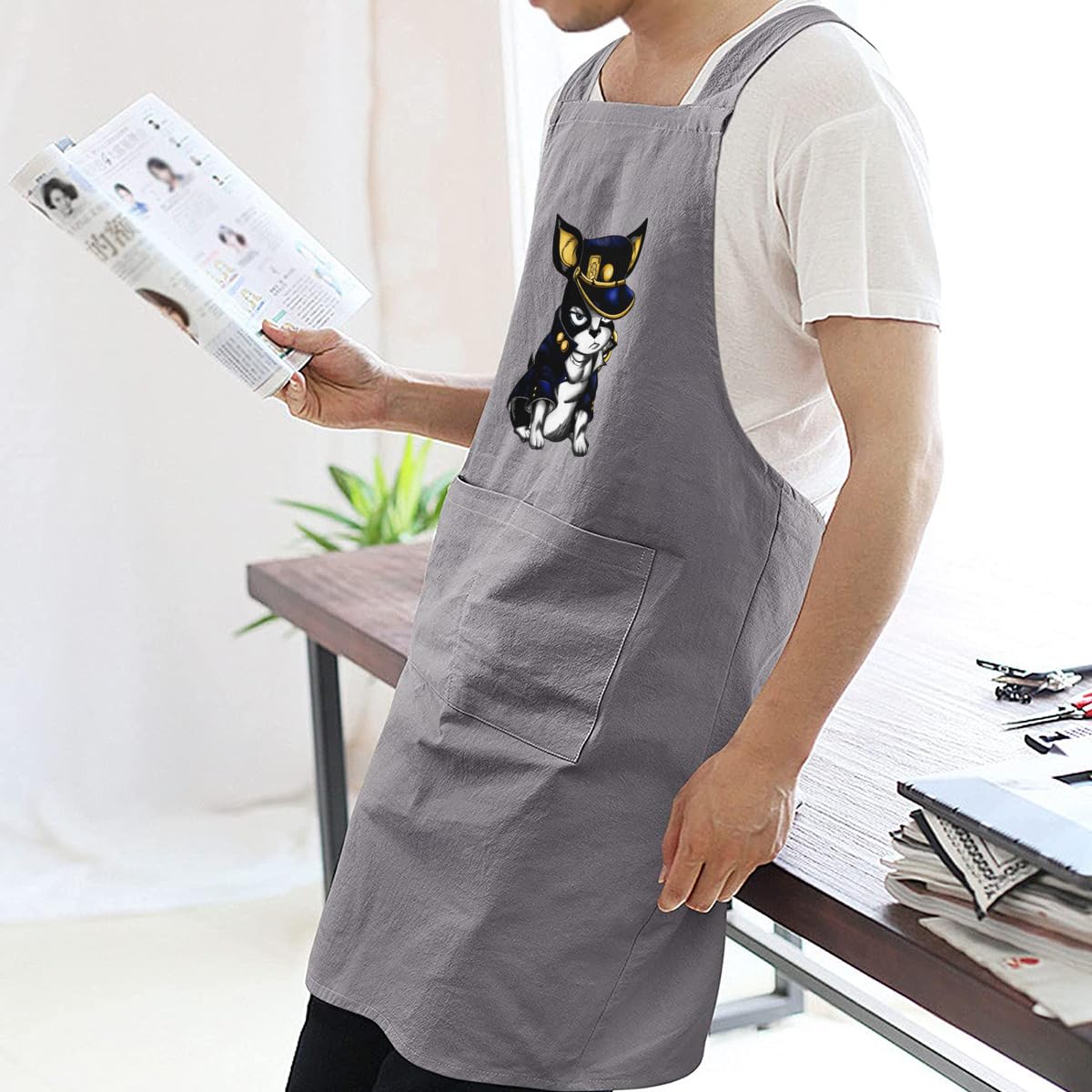 【新品・未使用】ジョジョの奇妙な冒険　ジョジョ　イギー　エプロン　焦茶★ Amazon｜ジョジョの奇妙な冒険 イギー エプロン レディース