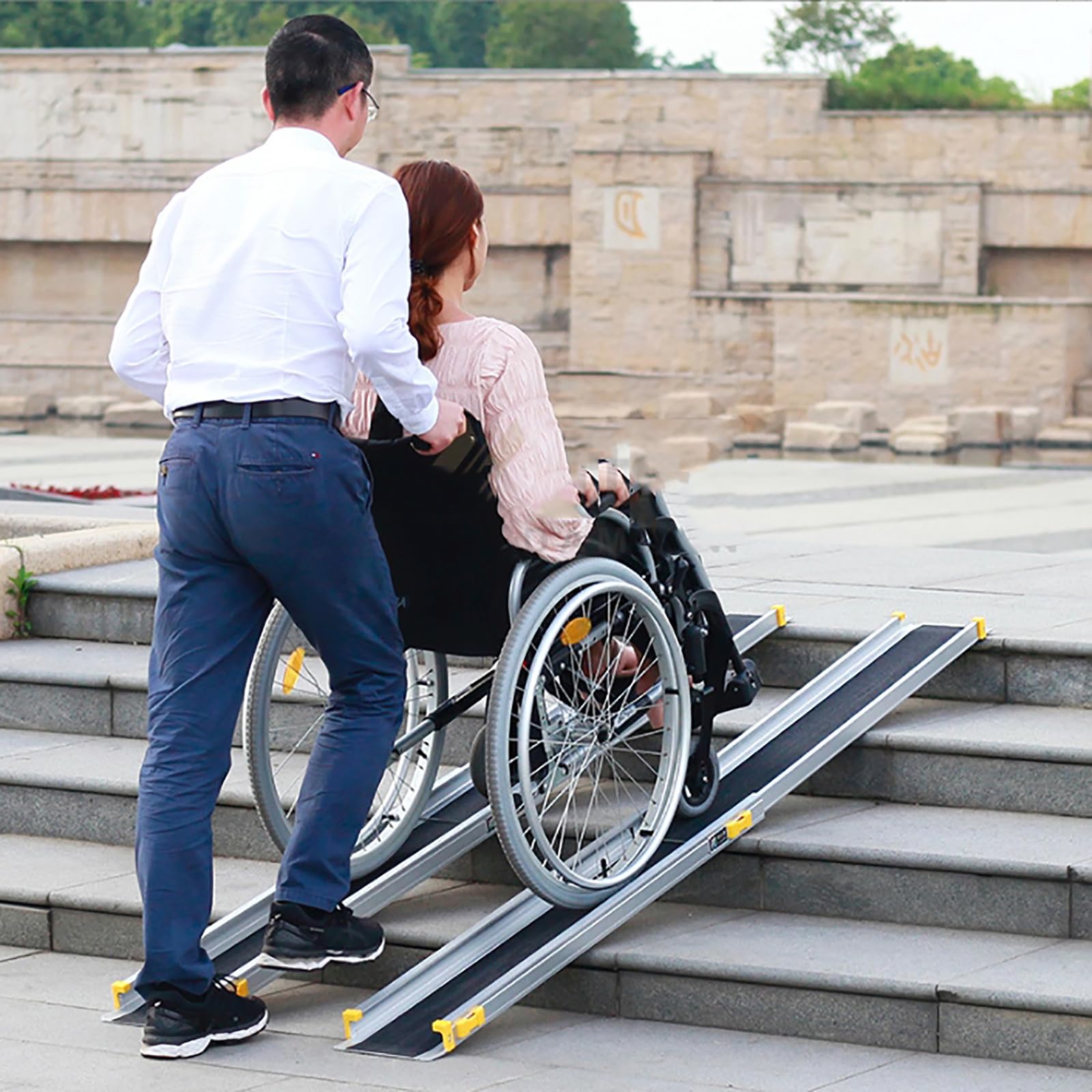 McbeAn Tablero De Rampa De Umbral para Silla De Ruedas, Rampa De Umbral De Entrada con Superficie Antideslizante, Diseño Ensanchado Y Telescópico, con Capacidad De Carga De 300 Kg, para Escalones