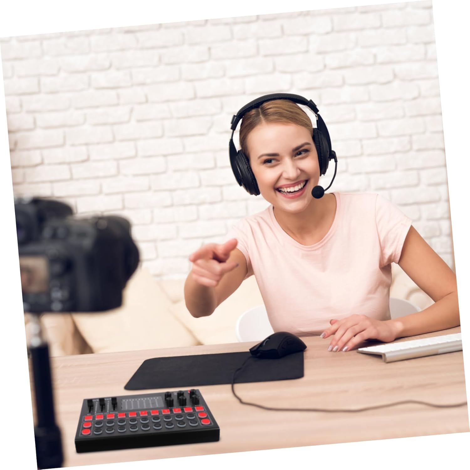 M9 Voice Changer Live Sound Card Color Lights Portable Audio Mixer for Streaming and Gaming Compatible PC and Mobile Devices