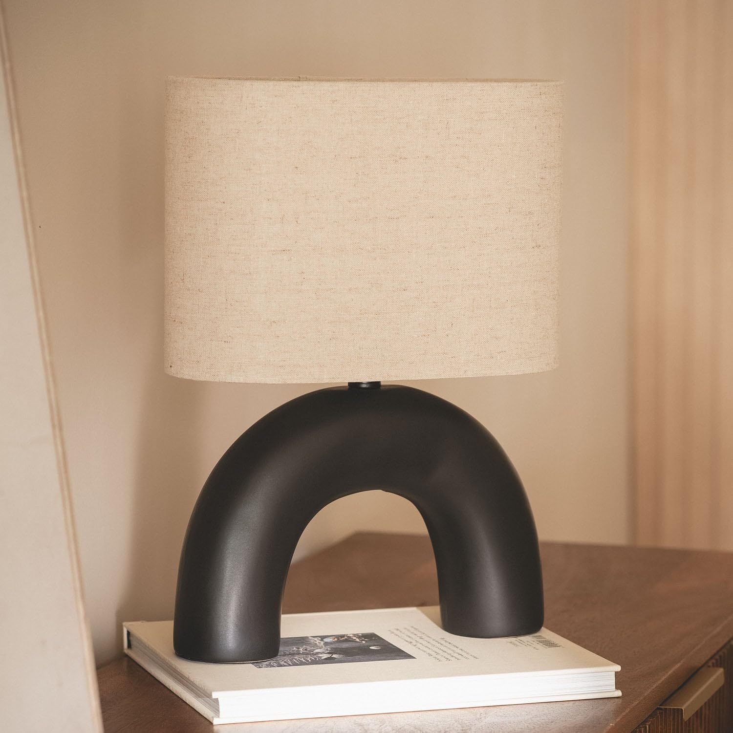 LEDKIA Lámpara de Mesa Cerámica y Tela Callie Negro | Base de Cerámica y Pantalla de Tela | Iluminación Máxima 40W | Uso Interior IP20 | Dimensiones Compactas