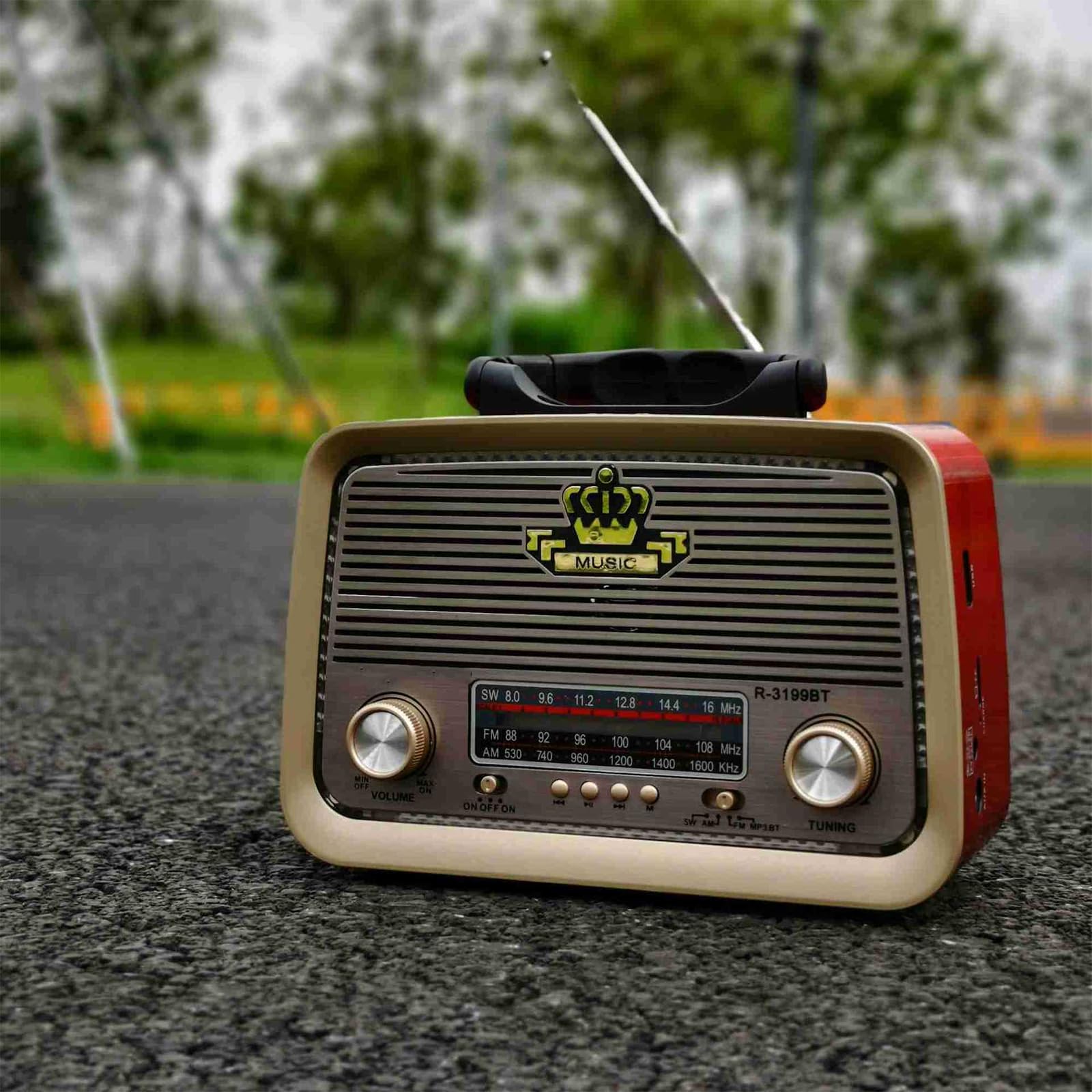 TsoLay Radio Portátil Retro, Radio Am FM con Linterna, Luz Ambiental Y Mango Largo, Altavoz Bluetooth, Sonido Claro, Soporte para Reproducción De Tarjeta AUX/TF/Disco U, Regalos para Personas Mayores