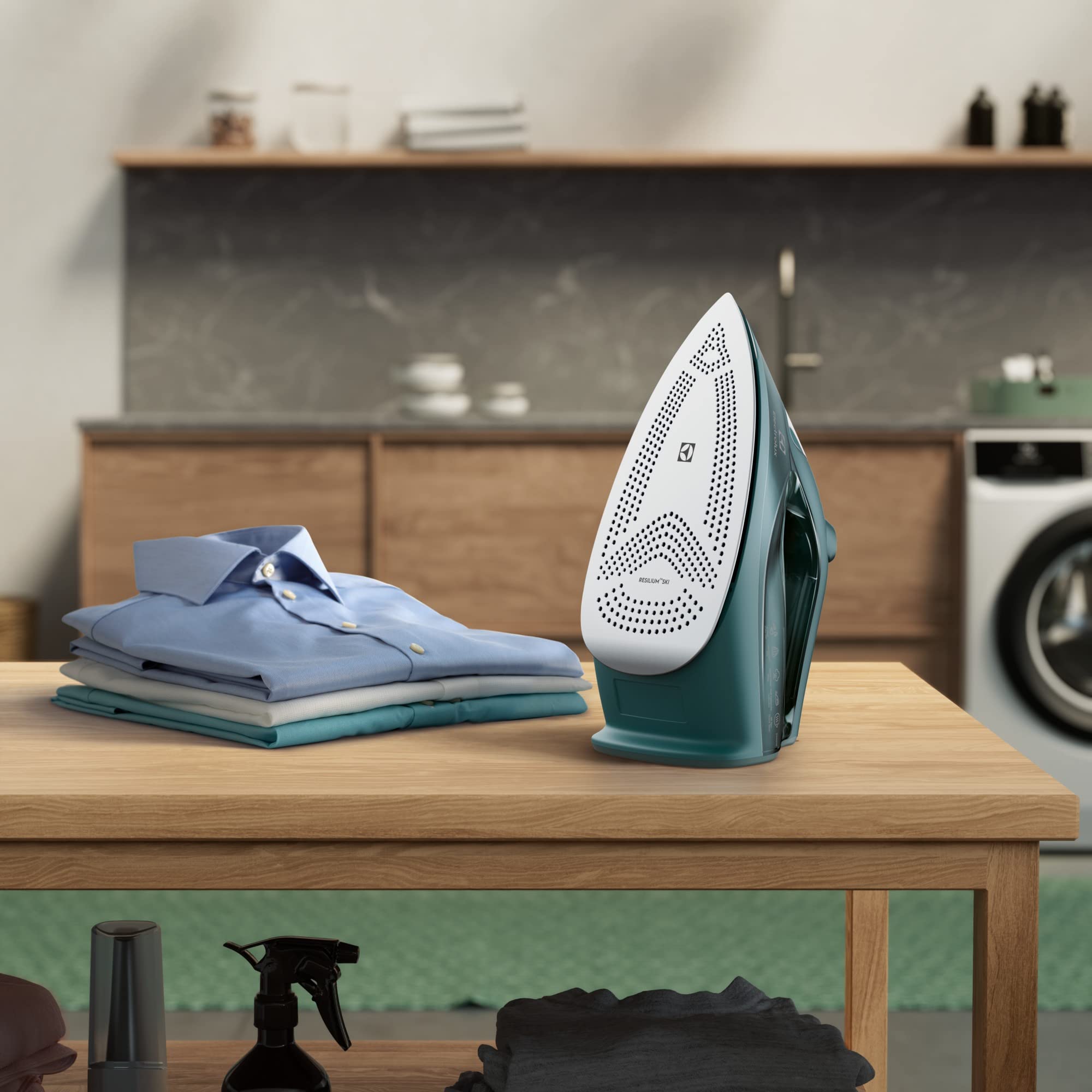 Electrolux Refine Plancha 600 Modelo E6SI1-6PG, Plancha a vapor, apagado automático de 3 modos, suela resistente a los arañazos, autolimpieza, antical, 0.33L, cable de 1,95 m, 2600W, verde pino
