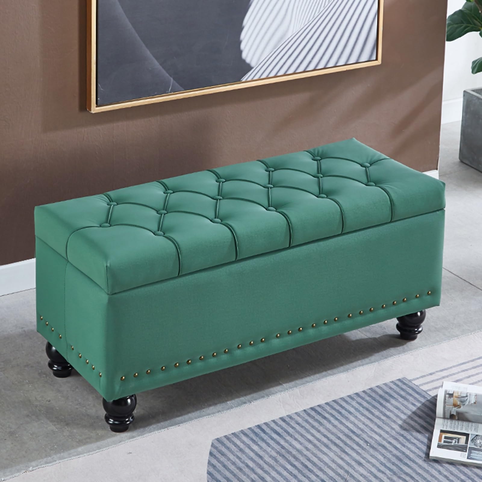 Banc ottoman de rangement chic velours vert avec détails cloutés raffinés pour votre salon