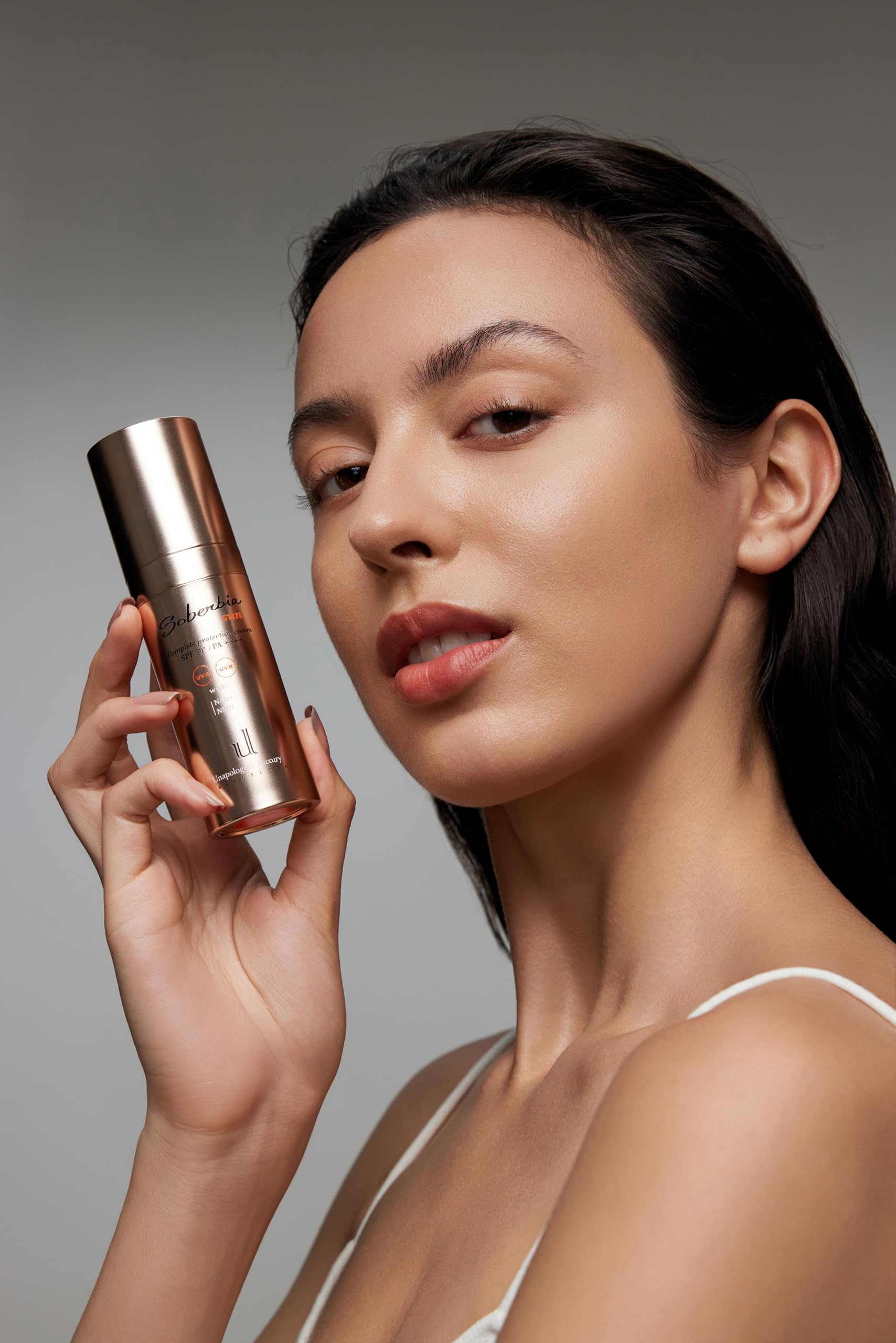 Soberbia Sun SPF 50+ Unapologetic Luxury – Crema Antiedad Global y Protector Solar Facial con NAD+ y NMN | Protección UVA/UVB, Luz Azul y Polución | Tecnología Airless, 30ml