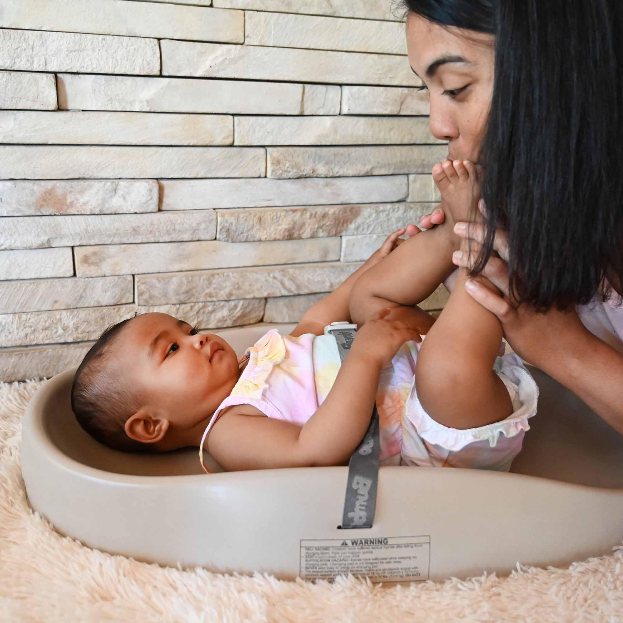 Bumbo Baby Wickelunterlage - Leicht zu Reinigen Mit Sicherheitsgurt - Anti-Roll-Funktion - Taupe