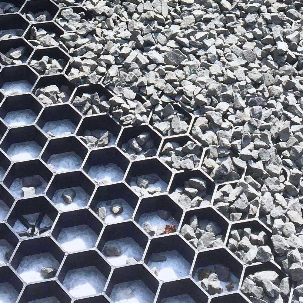 blizz-z Kieswabe mit Unkrautvlies (schwarz) - (8 Stück = ca. 7,48 m²) | Maße: L: 119cm × B: 78,6cm x H: 3cm - Wabenmatte, mit Antiunkrautvlies (90 g/m²), Kiesgitter, Bodenwabe für Kies - Made in EU