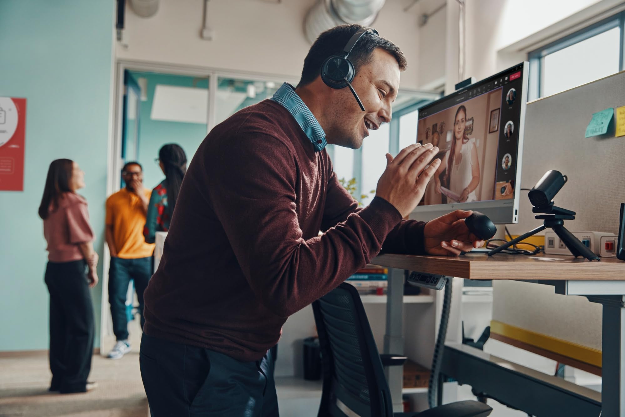 Poly Voyager Focus 2-M USB-C-C Headset con adattatore USB-C/A A4HT0AA con cancellazione attiva del rumore e tecnologia Acoustic Fence