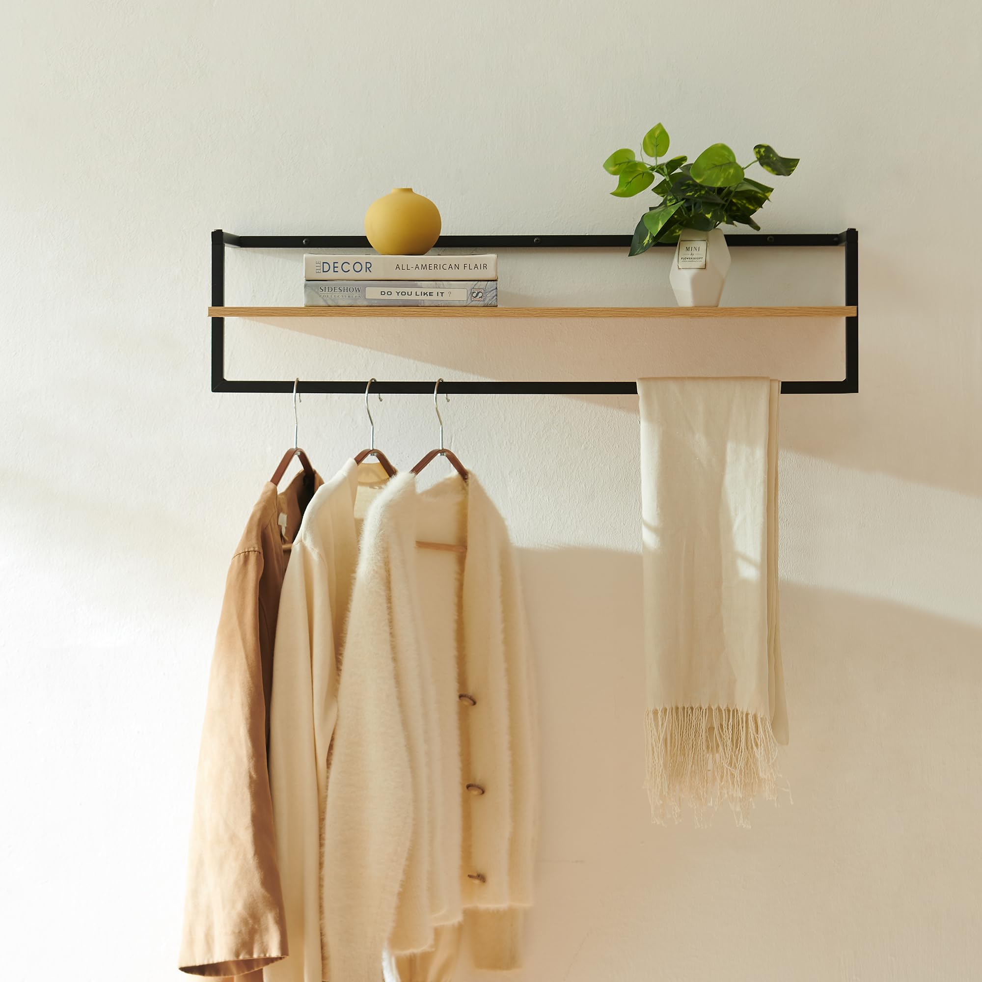[en.casa] Perchero Pared con Estante Diseño Industrial para Entrada Oficina Colgador para Sombreros Chaquetas Bolsos Aglomerado Acero 80 x 30 x 20 cm - Efecto Madera/Negro