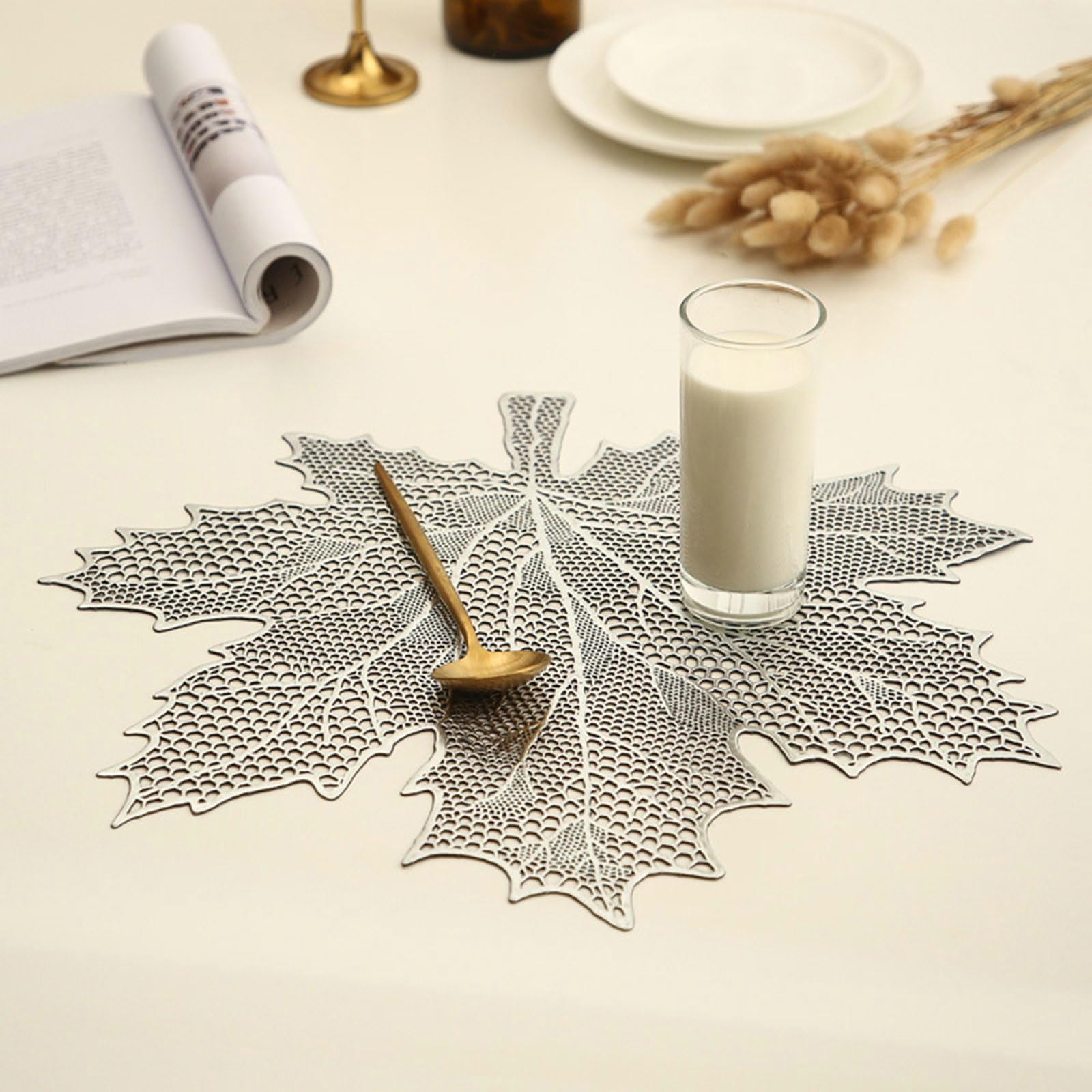 Juego de 6 manteles individuales de estilo americano con diseño de hoja de arce vacío, manteles individuales de PVC antideslizantes para restaurantes, color plateado, 41 x 44 cm