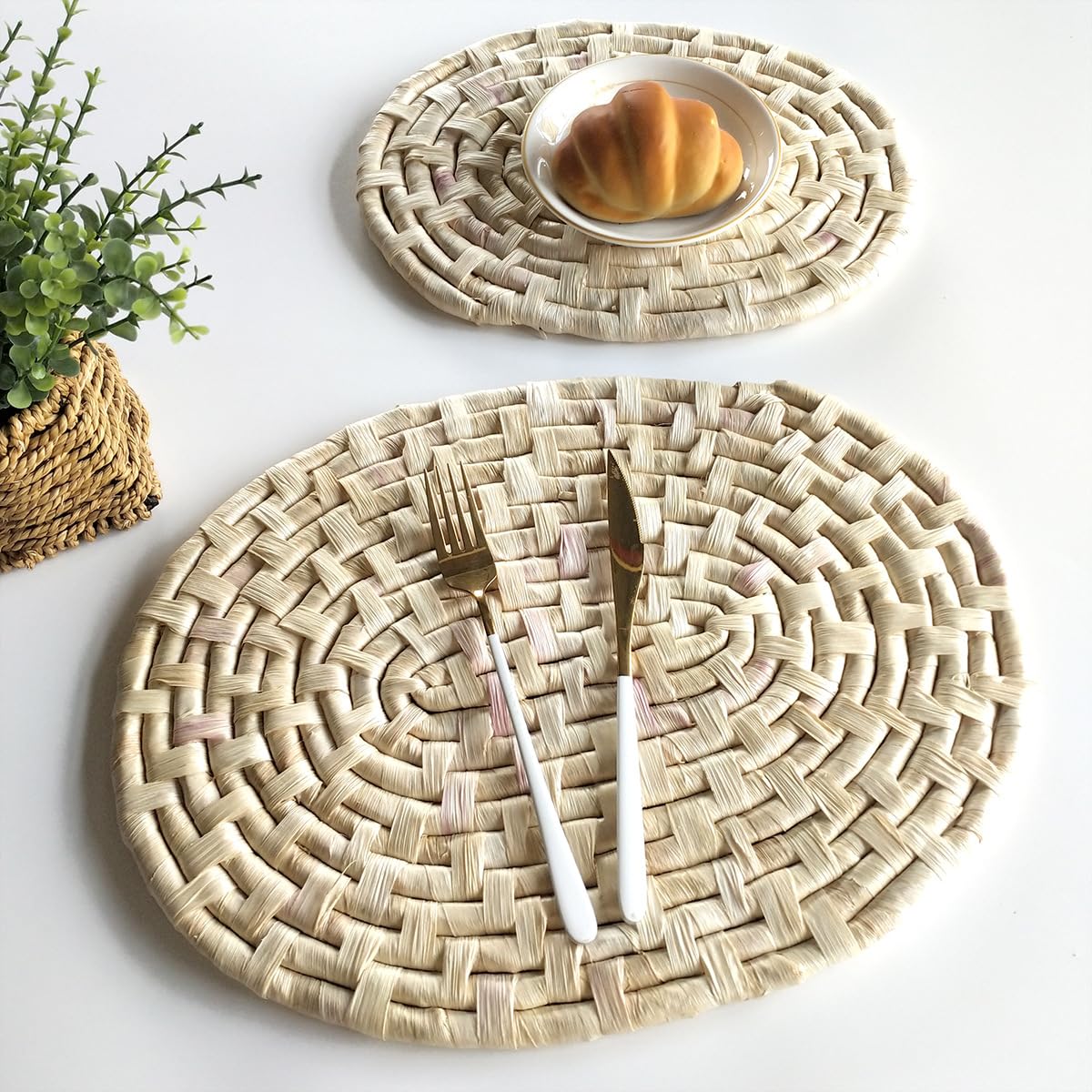 Handwoven Corn Husk Placemats,Oval Woven Trivet Set,Heat Resistant Table Mats for Kitchen,Dining,Pot,Pan,Bowl Protection (6PCS)