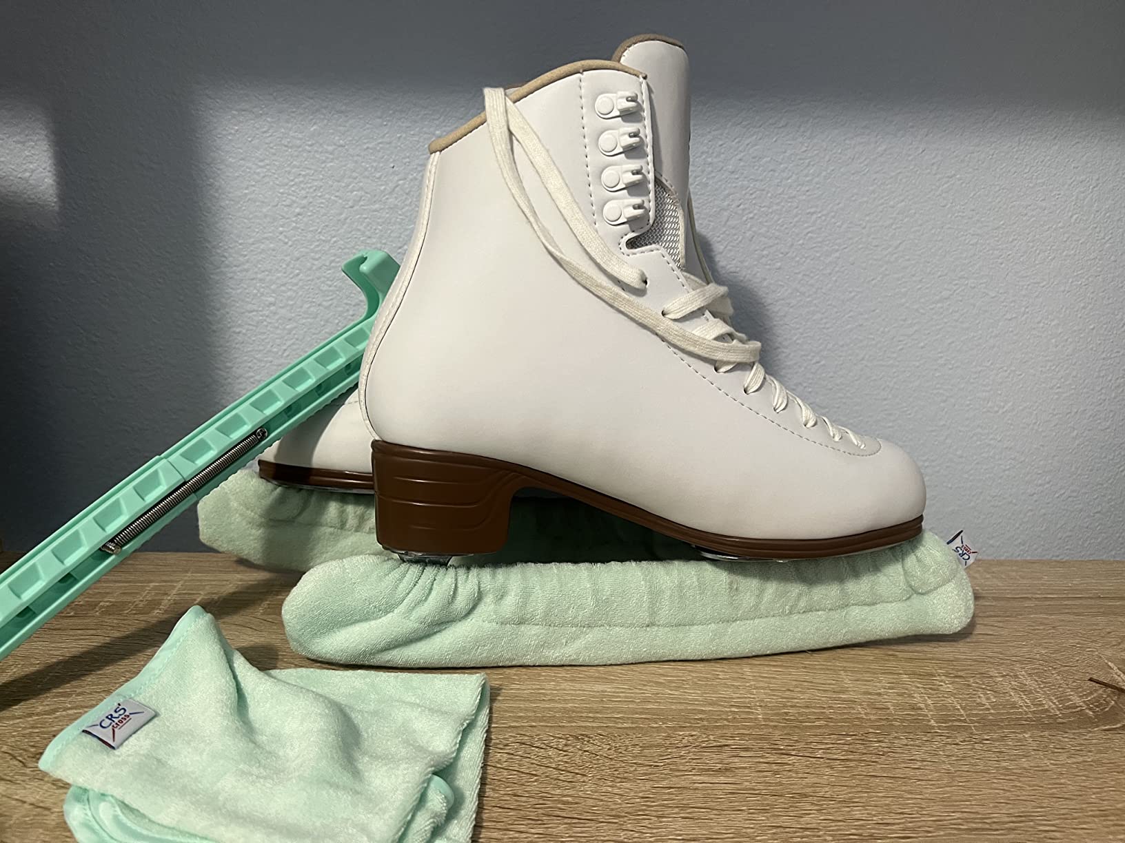 6/mo Finance CRS Cross Skate Guards, Soakers & Towel Gift Set Ice