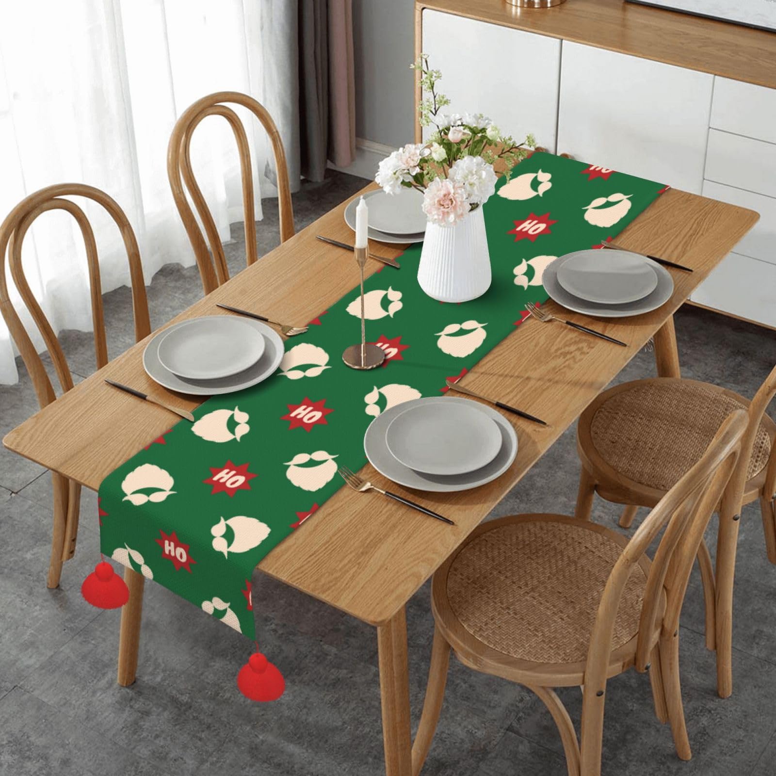 Chemin de table antidérapant de Noël à pompons pour protéger et sublimer votre buffet