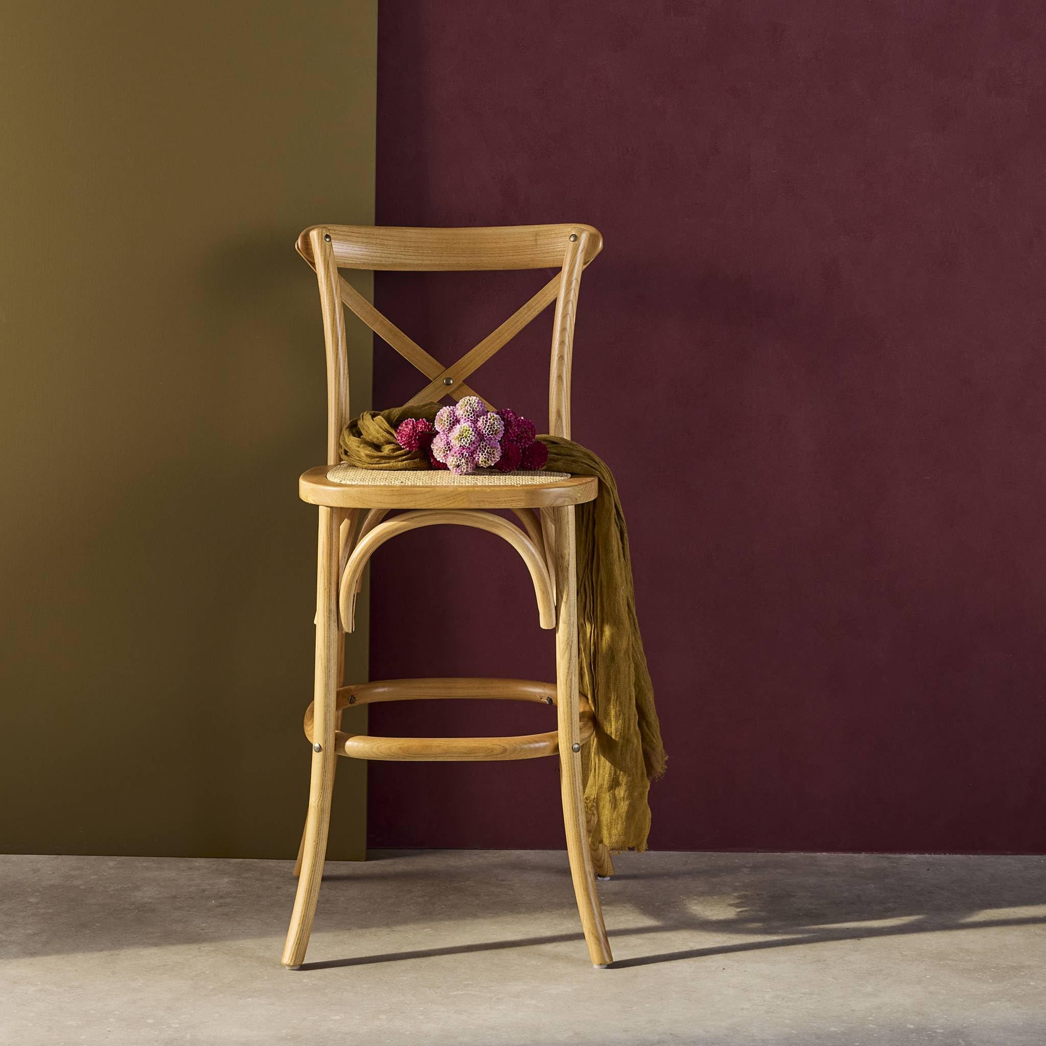 sweeek - Tabouret de bar bistrot vintage en bois naturel avec repose-pieds