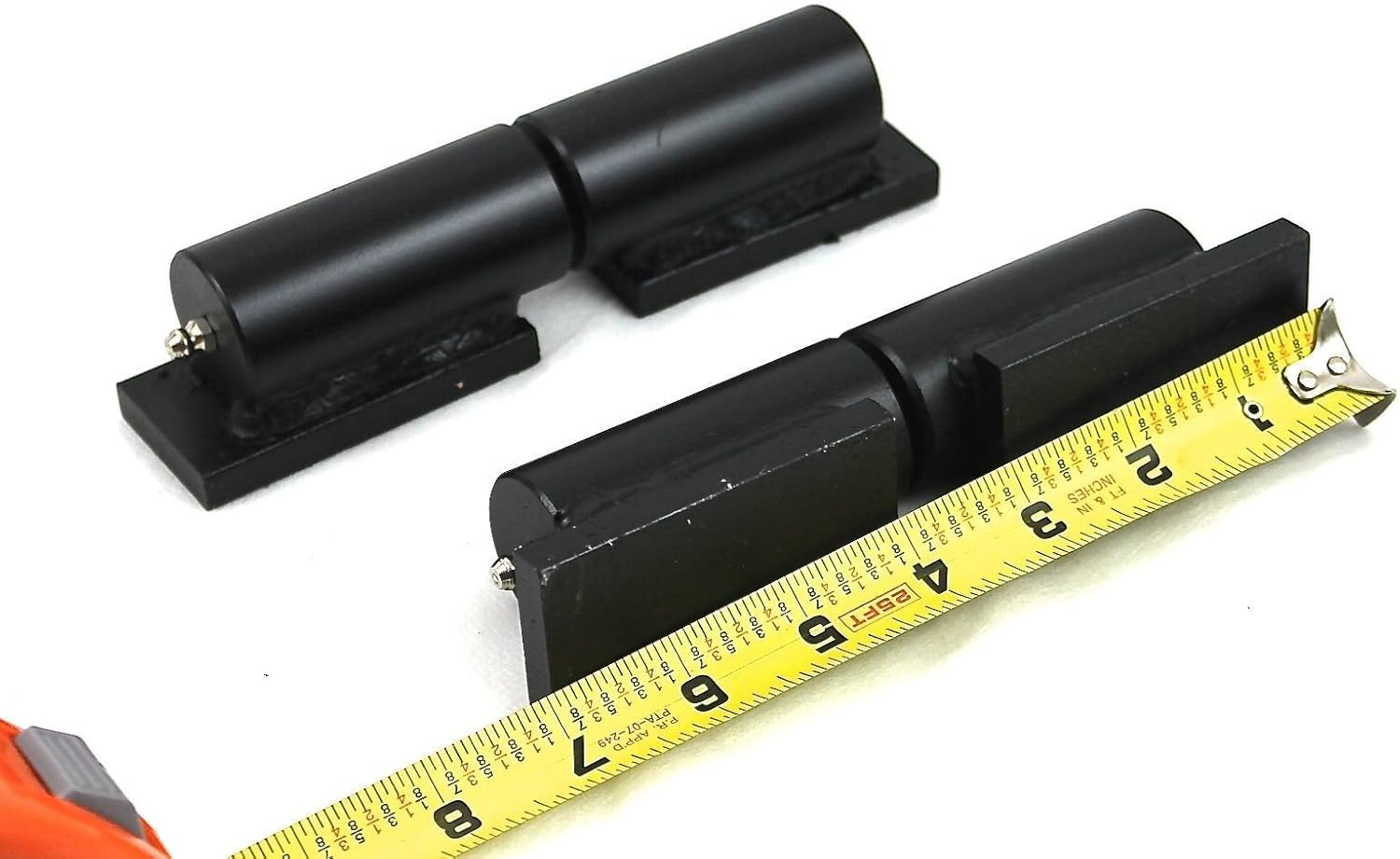 Transseksual yaxshi sifatda tomosha qilmoqda Jamoat hojatxonasida lezbiyenlar