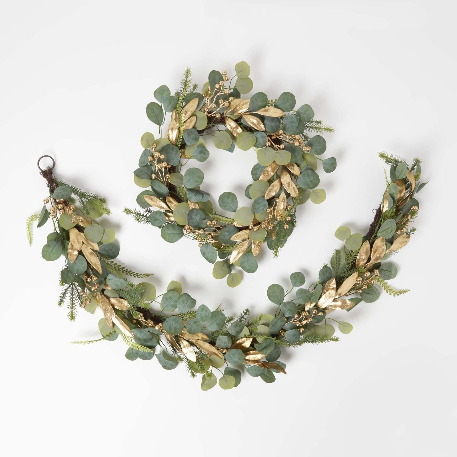 HOMESCAPES Eukalyptus-Kranz 56 cm grün, künstlicher Türkranz mit goldenen Beeren und Blättern, eleganter Tischkranz