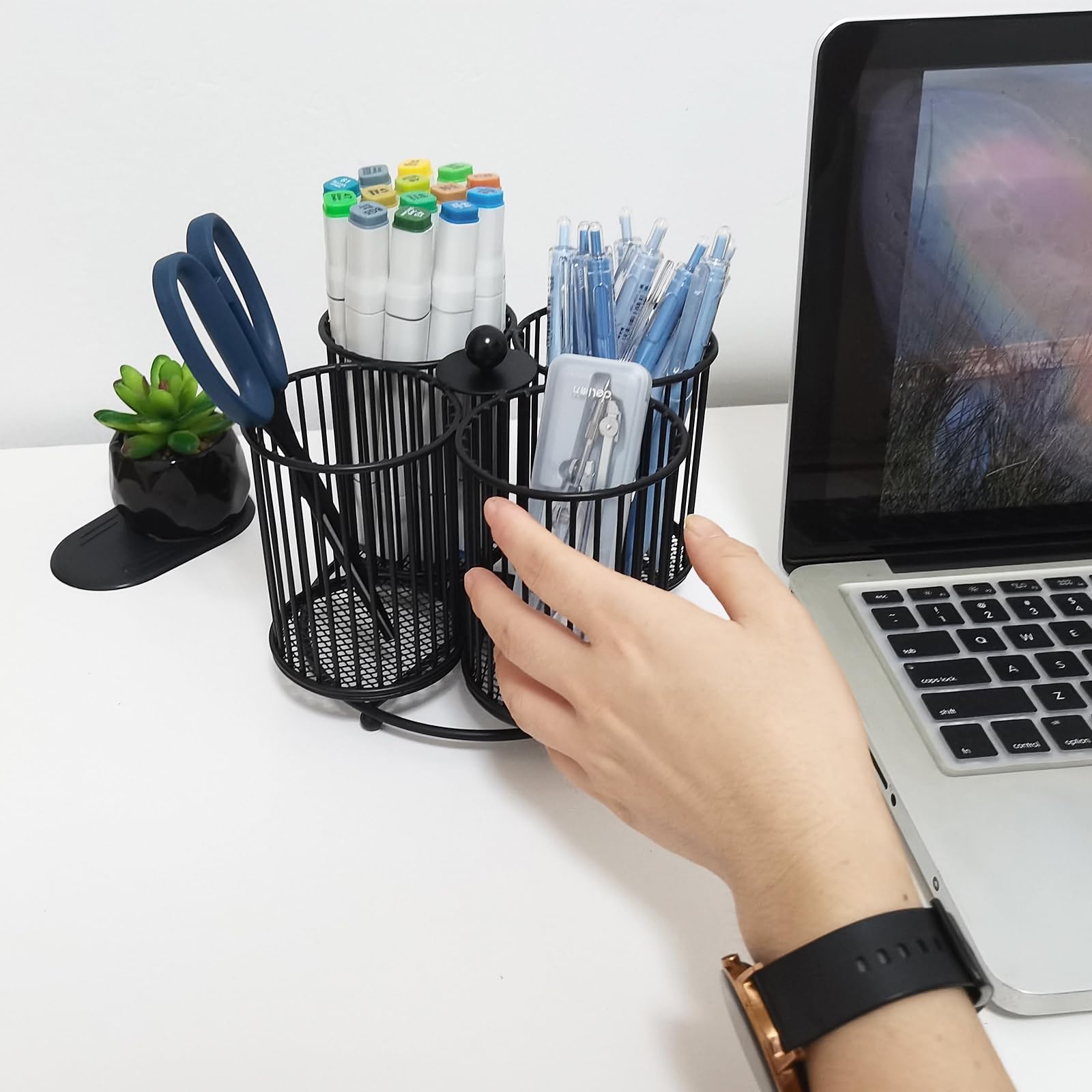 Schwarzer Stifthalter, um 360 Grad drehbarer Stifthalter für Schreibtisch-Organizer, starkes Metall, 4 Tassen, großes Fassungsvermögen, Schreibtisch-Organizer für Büro, Schule, Zuhause,