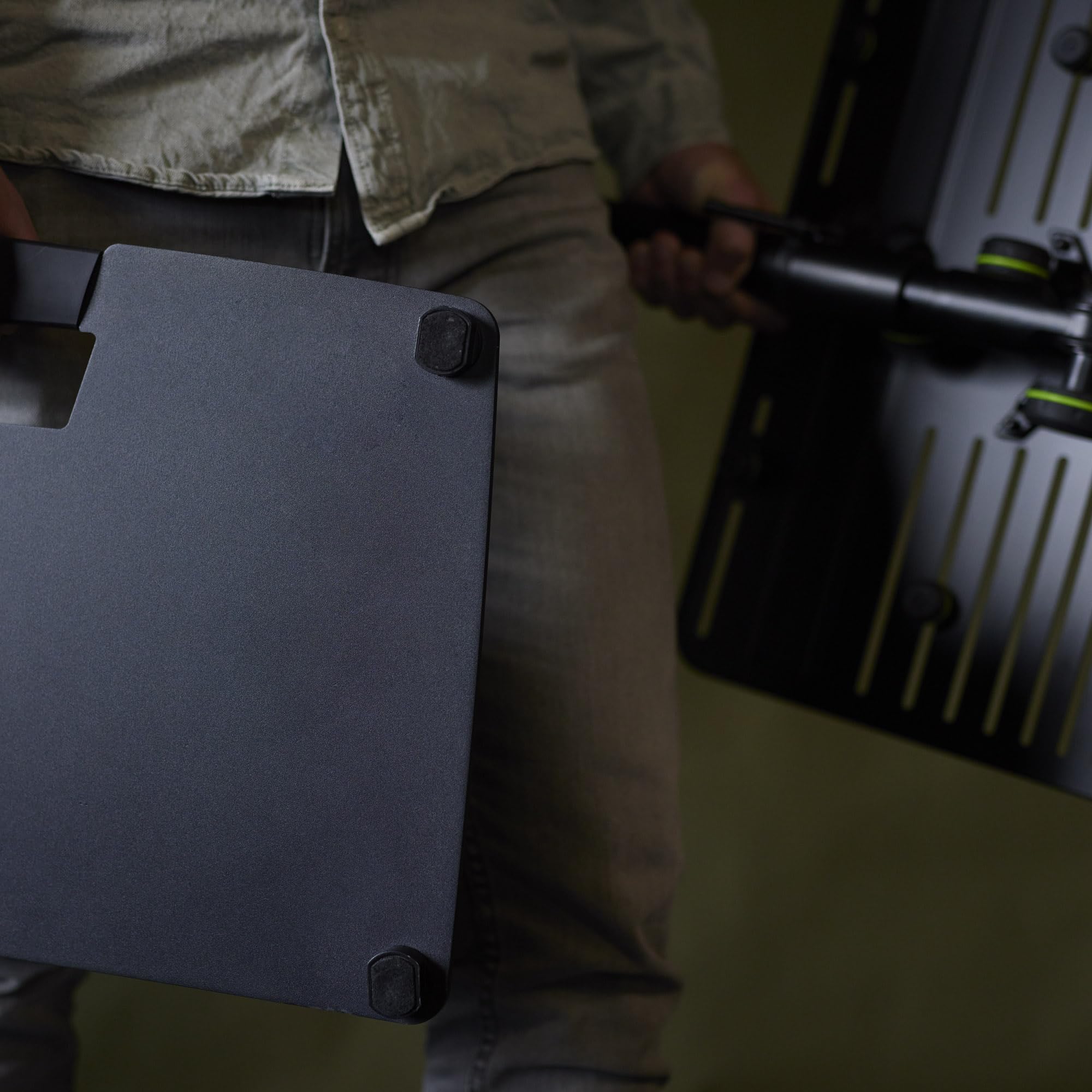 Gravity LTS T 02 B - Supporto universale per laptop con perni regolabili e base in acciaio, nero